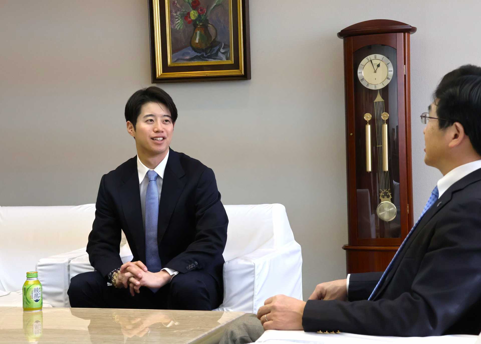 城東リーグ墨田リトル出身の元広島カープ・宇草孔基が山本享区長を表敬