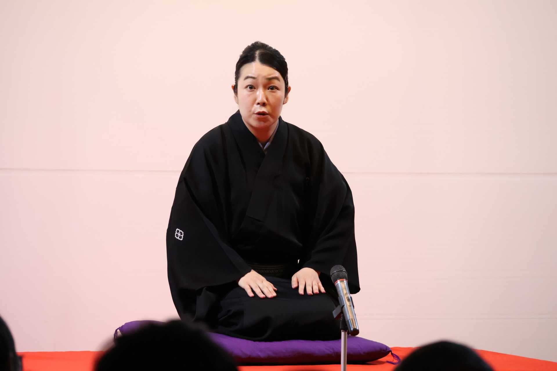 来春真打昇進の林家あんこ、花束サプライズに「末永く応援してもらえる噺（はなし）家に」～出身地の東京・墨田区でのイベントで話題落語『北斎の娘』披露！