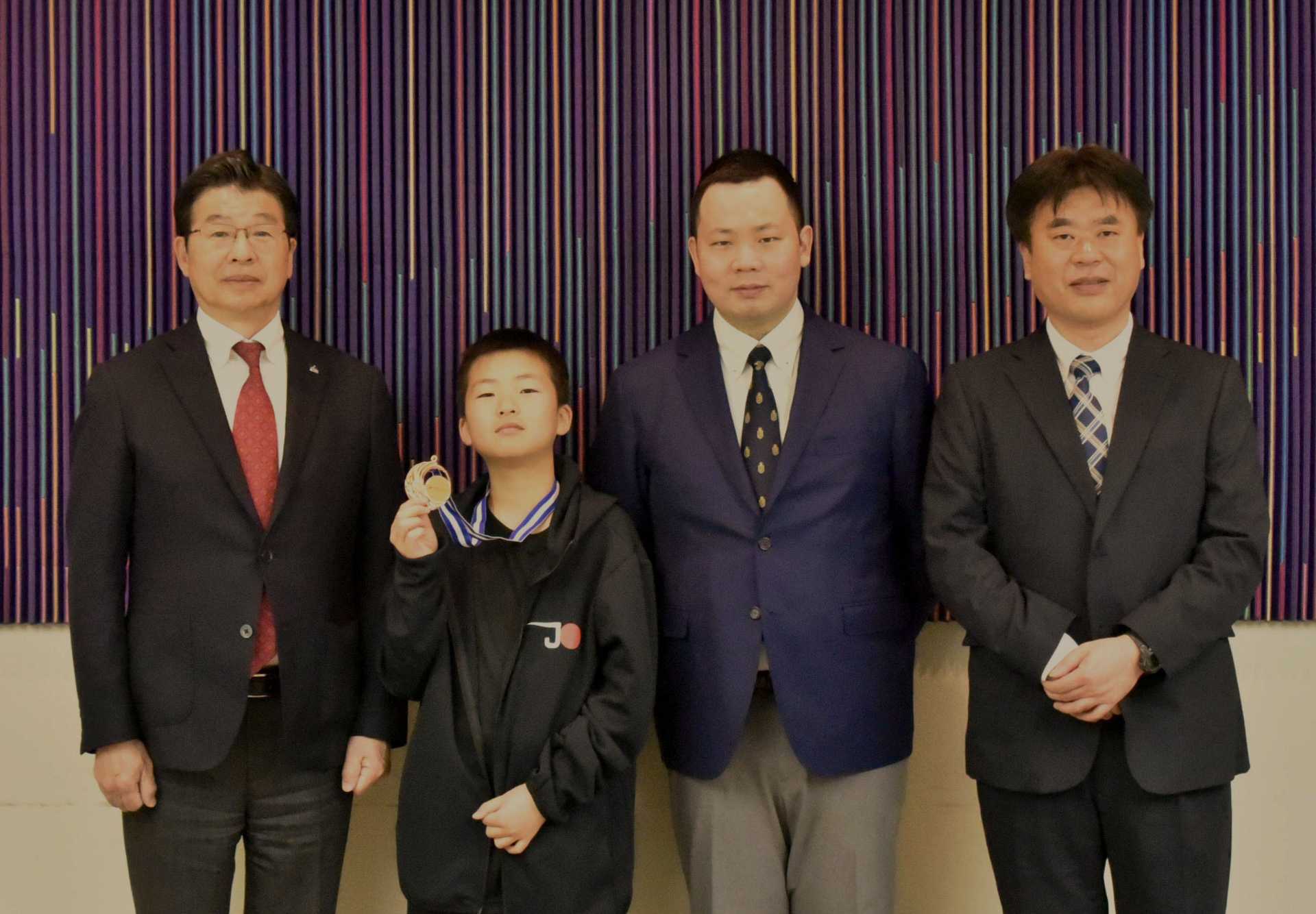 すみだ８大スポーツ＋そのほかスポーツ情報・フェンシング ～ 国際OP U14男子エペ団体銅メダル 八馬選手　区長表敬訪問