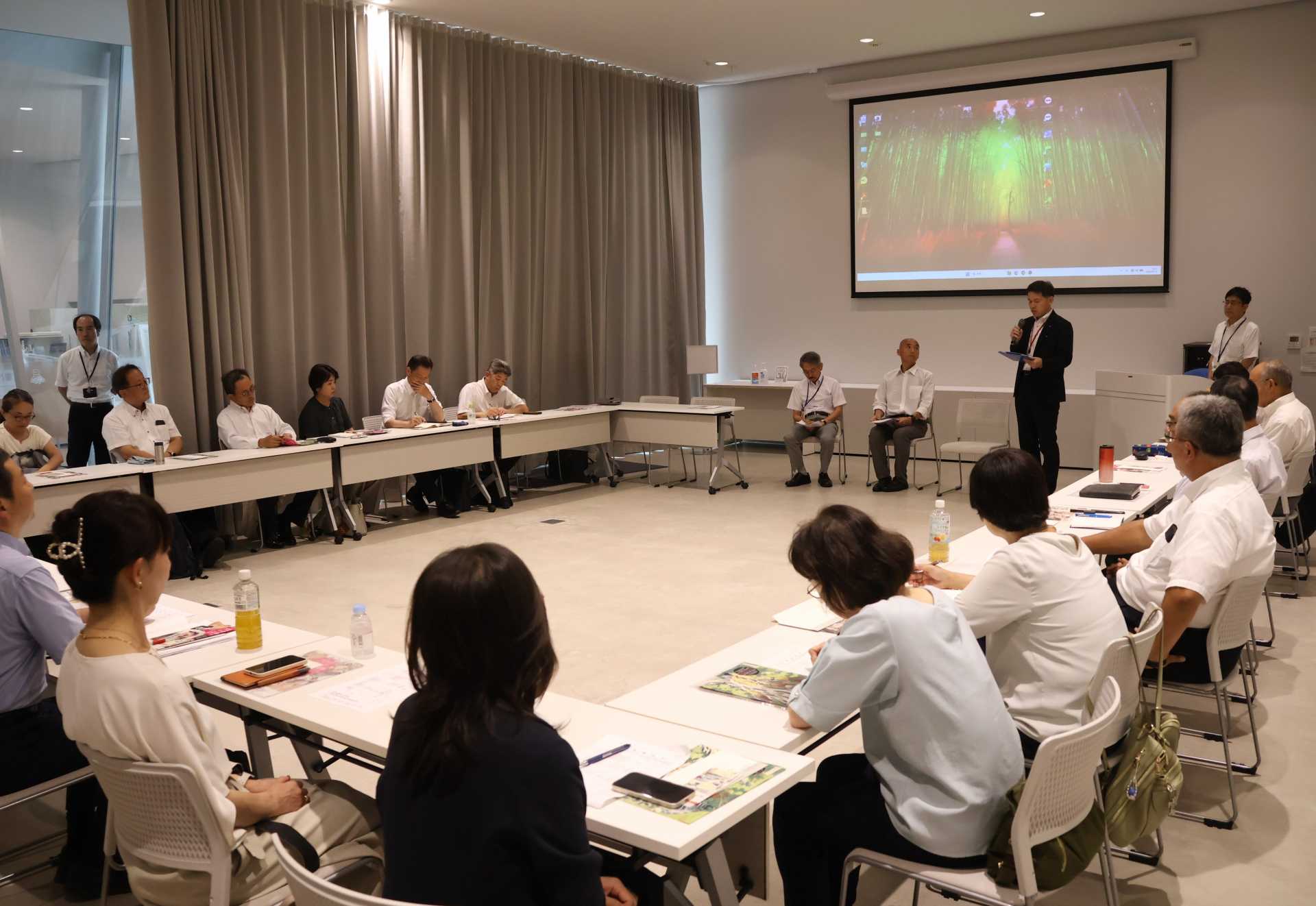 葛飾北斎を学習教材に！開館10周年「すみだ北斎美術館」で墨田区全25校の校長が異例の集結！「郷土の偉人を知って子どもたちにまちの誇りを！」