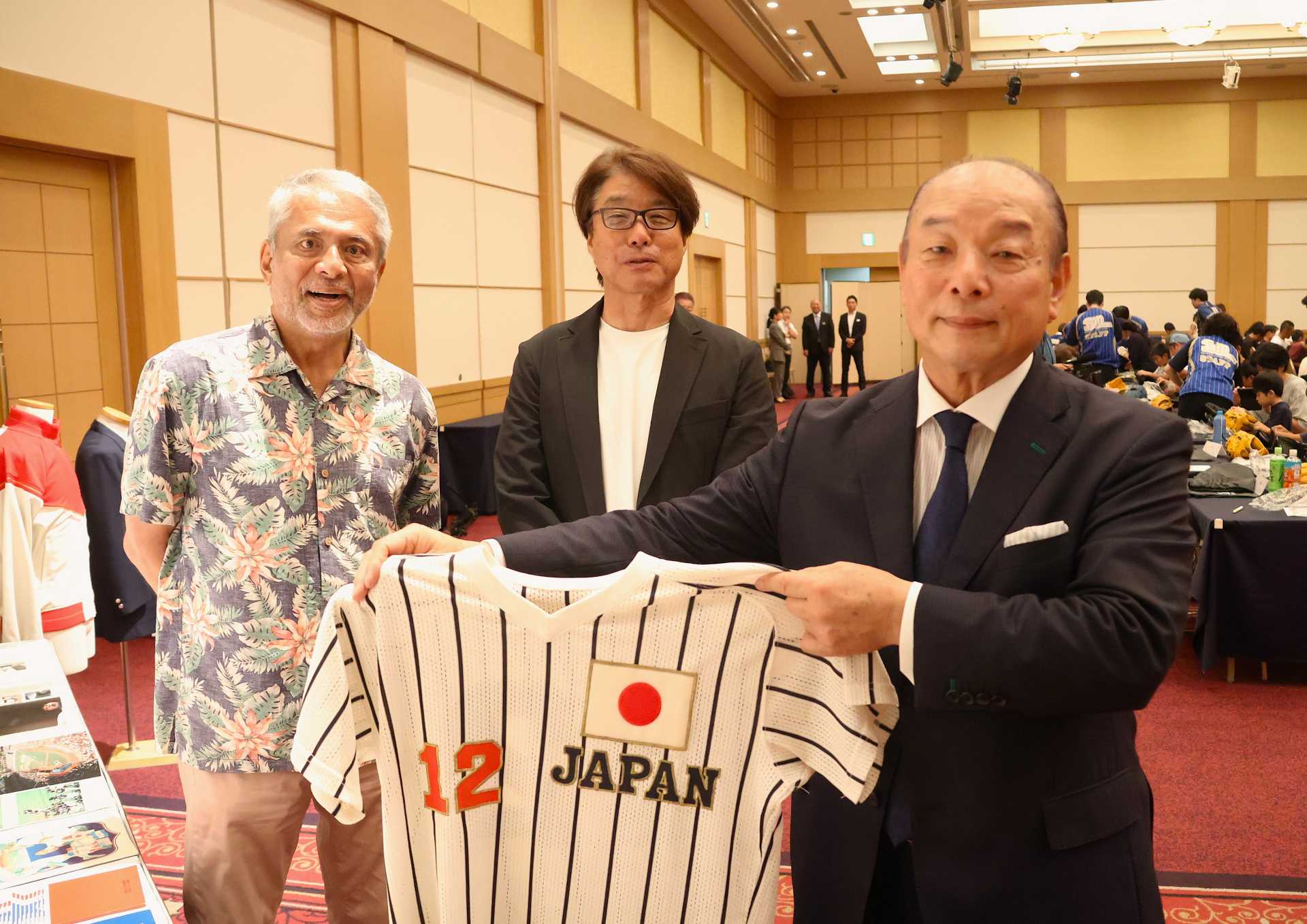 大谷翔平から学ぶ「運を引き寄せる法則」伝授！プロ入り時の二軍監督・西俊児さん、俳優・小西博之さんらがレクチャー～第一ホテル両国「親子でオリジナルグラブ作り」