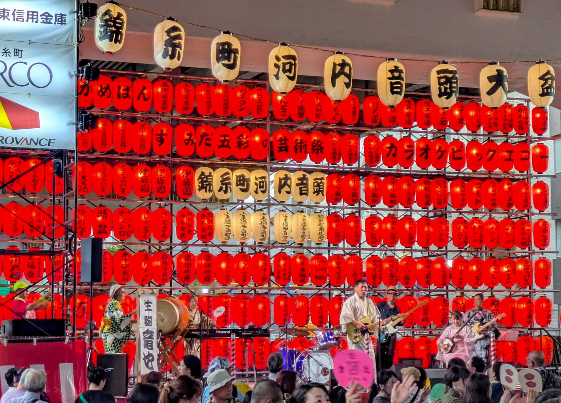真夏の風物詩、今年も錦糸町で盆オドラー熱踊！「第44回すみだ錦糸町河内音頭大盆踊り2026開催」、ステージ上に「スポーツ報知」の提灯も！