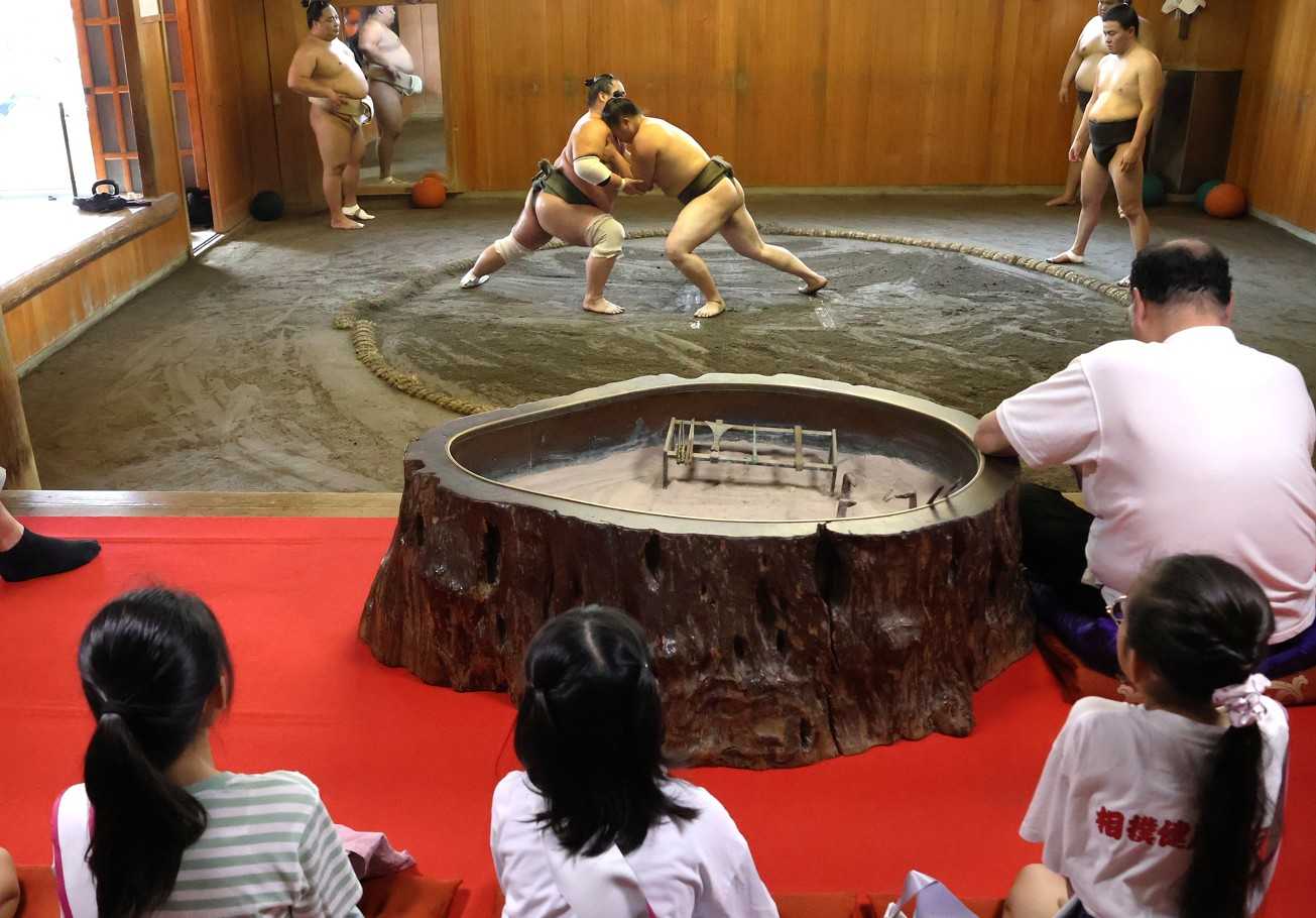 “相撲の聖地”の出羽海部屋に「すみだ子どもＰＲ大使」稽古見学＆ちゃんこ体験！出羽海親方おもてなし「子どもたちが相撲をもっと好きになってくれたら」