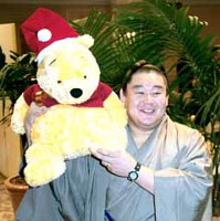 クマのぷーさんと似ているでしょ？ぬいぐるみを抱えて年間最優秀力士賞の受賞を喜ぶ横綱・若乃花