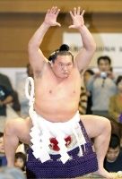 報知年間最優秀力士賞に決まった白鵬。石垣島巡業で気合の入った土俵入りを披露