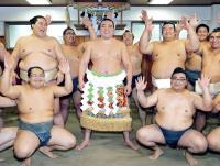 年間最優秀力士賞を受賞し、照ノ富士（中列左）、誉富士（中列右）ら部屋の力士たちに祝福され、満面の笑みを見せる日馬富士