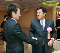 控室で渡辺俊（左）と握手した原監督