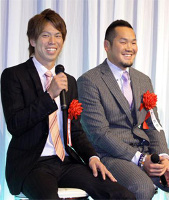 笑顔でインタビューを受ける（左から）広島・前田健太、オリックスのＴ―岡田