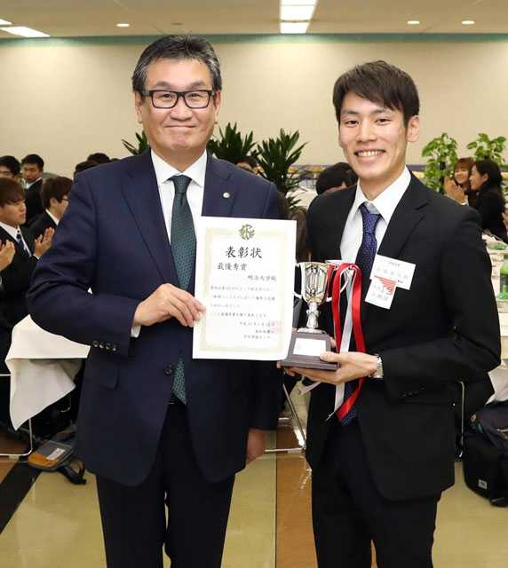 最優秀賞のナジック杯を受賞した明大・古賀章太郎（右）さんとナジック学生情報センターの吉浦勝博・代表取締役社長（左）