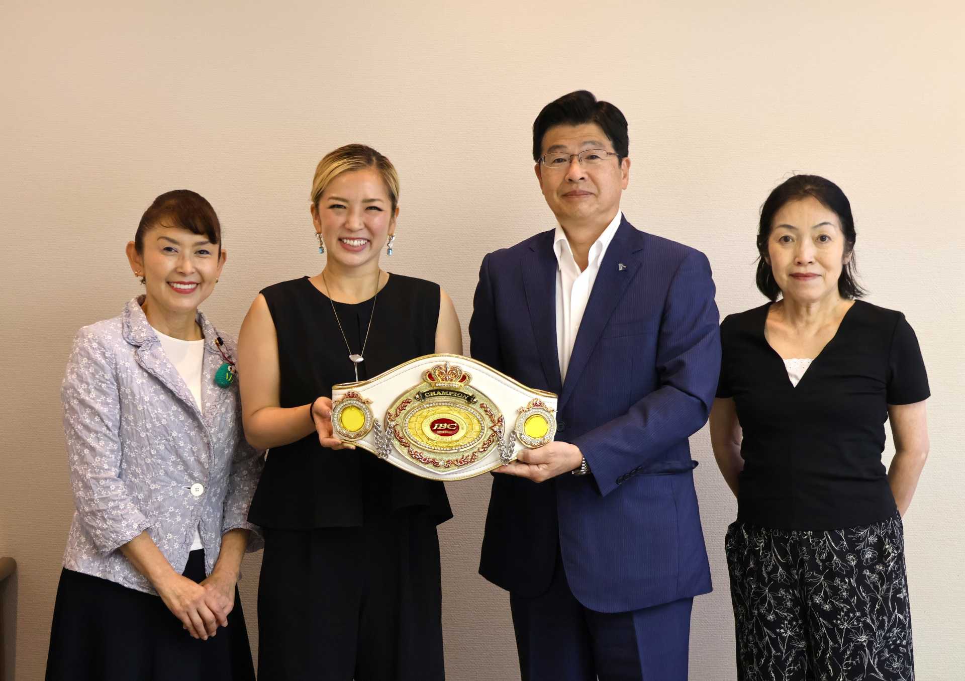 モンブランみき（左から２人目）が出身地の墨田区・山本亨区長（同３人目）を表敬訪問（左は福田はるみ区議、右は母・尊子さん