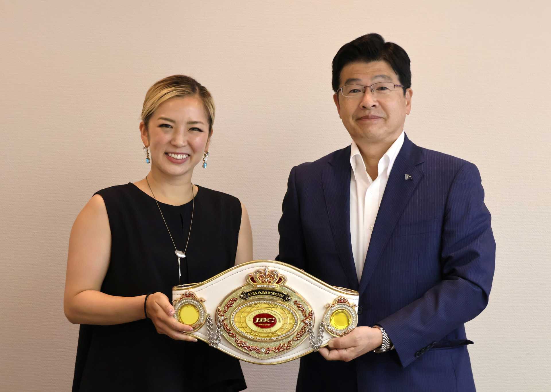 ベルトを手に記念撮影するモンブランみき（左）と山本区長