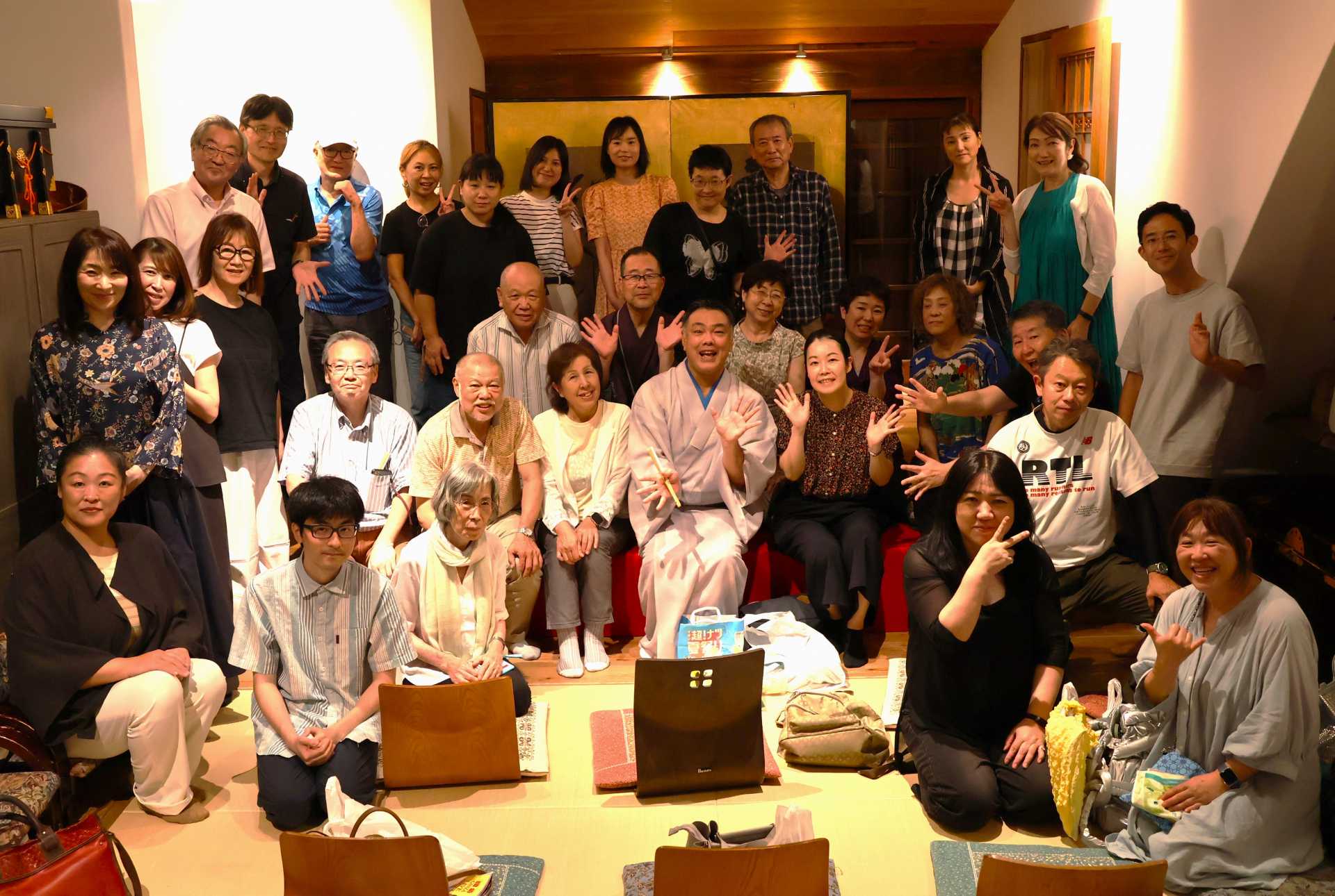 55歳の誕生日を迎えた古今亭圓菊（中央）と林家あんこ（同・右）が「すみだらくご長屋」で共演。最後は来場者全員で記念撮影（東京・墨田区の旧邸稽古場で）