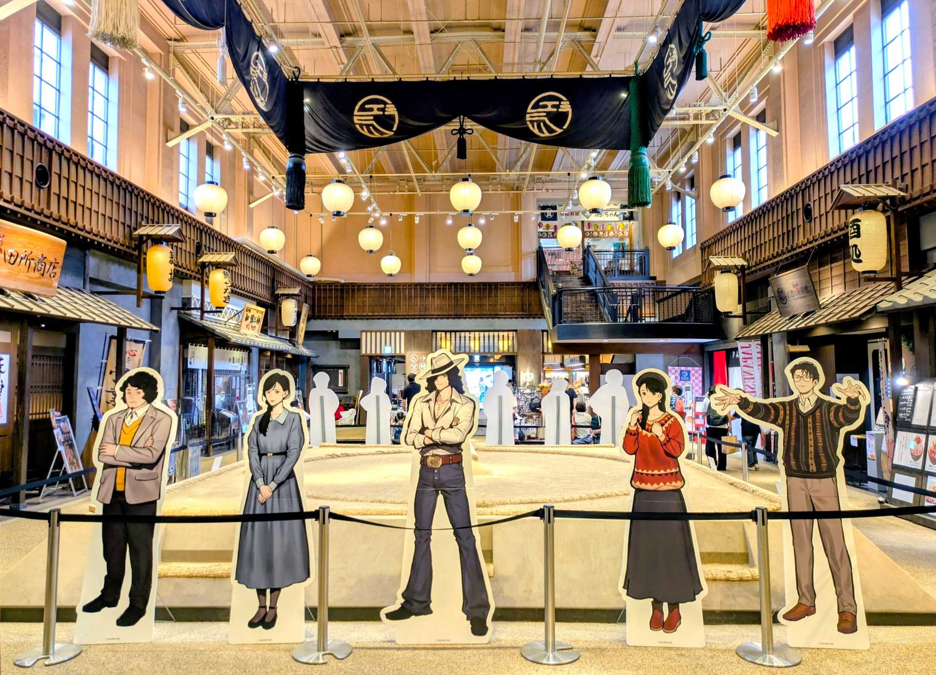 館内にはゲームに登場するキャラクターの等身大パネルも展示