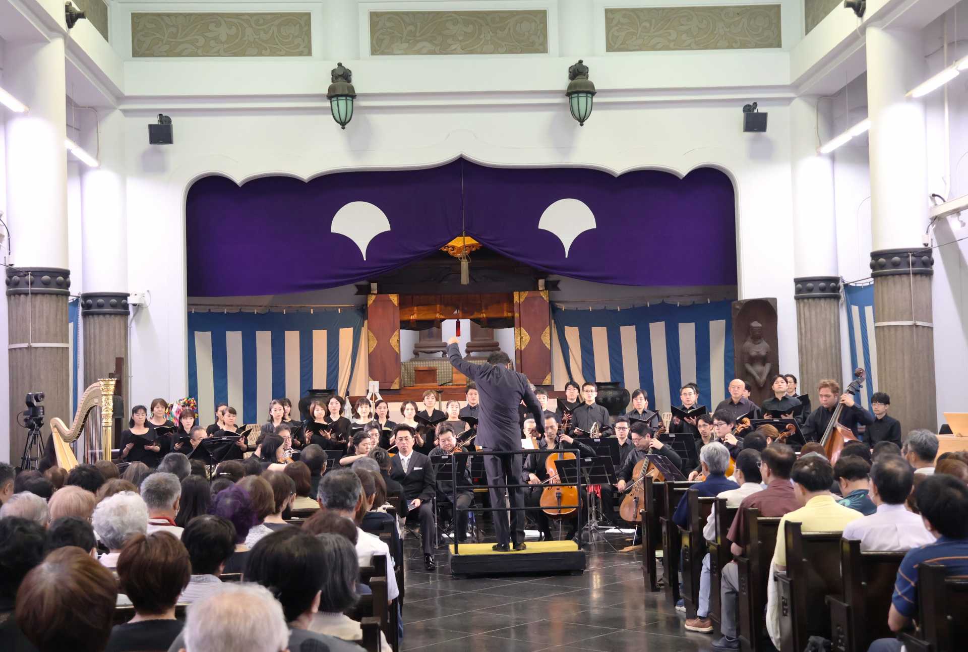 東京都慰霊堂で特別演奏会が行われるのは極めて異例。今年は戦後８０年で、佐渡さんの強い希望もあって実現