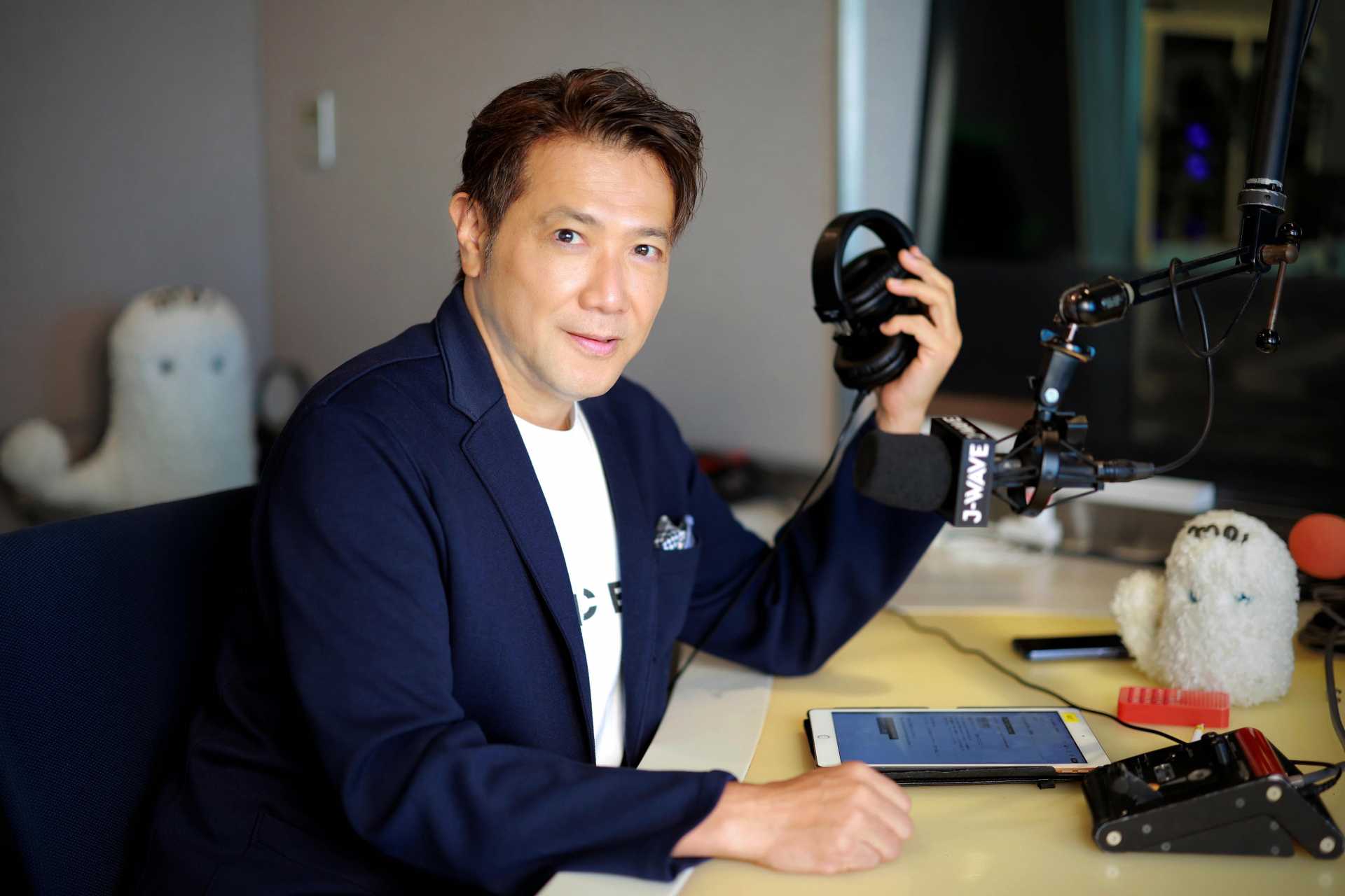 「朝時間に墨田区のみなさんともつながっていけたら」と番組ナビゲーターの別所哲也さん。その声は東京スカイツリーを通じ“すみだのまち”から届けられている（六本木ヒルズ３３階のＪ―ＷＡＶＥで＝カメラ・小泉　洋樹）