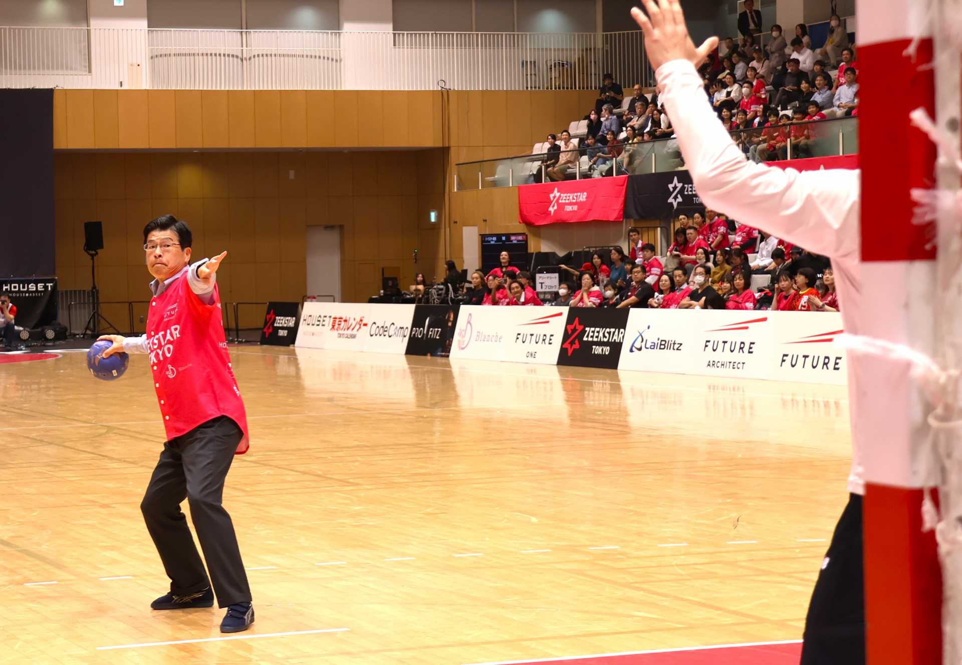 試合前に始球式を行う山本亨区長