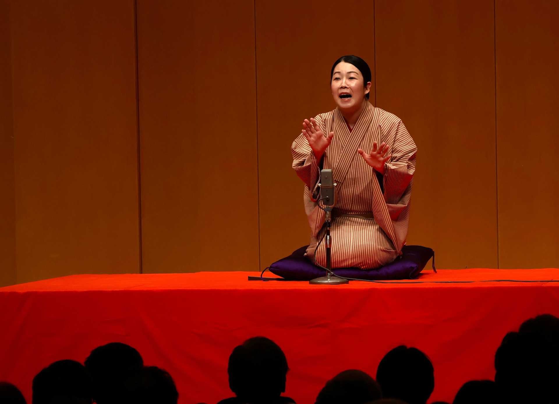 満員札止めのなか「第３回『北斎の娘』を聴く会」を開催した林家あんこ（東京・錦糸町のすみだトリフォニーホールで）