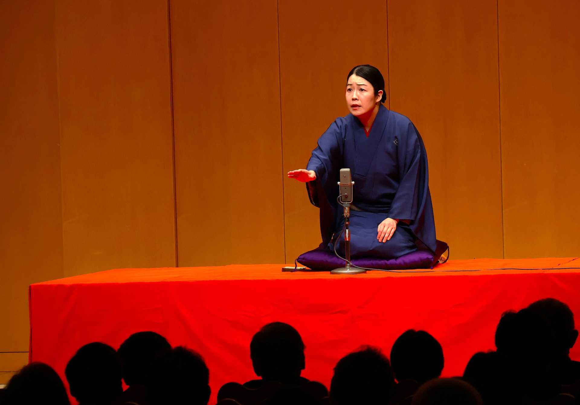 表情豊かに語り尽くして観客を魅了