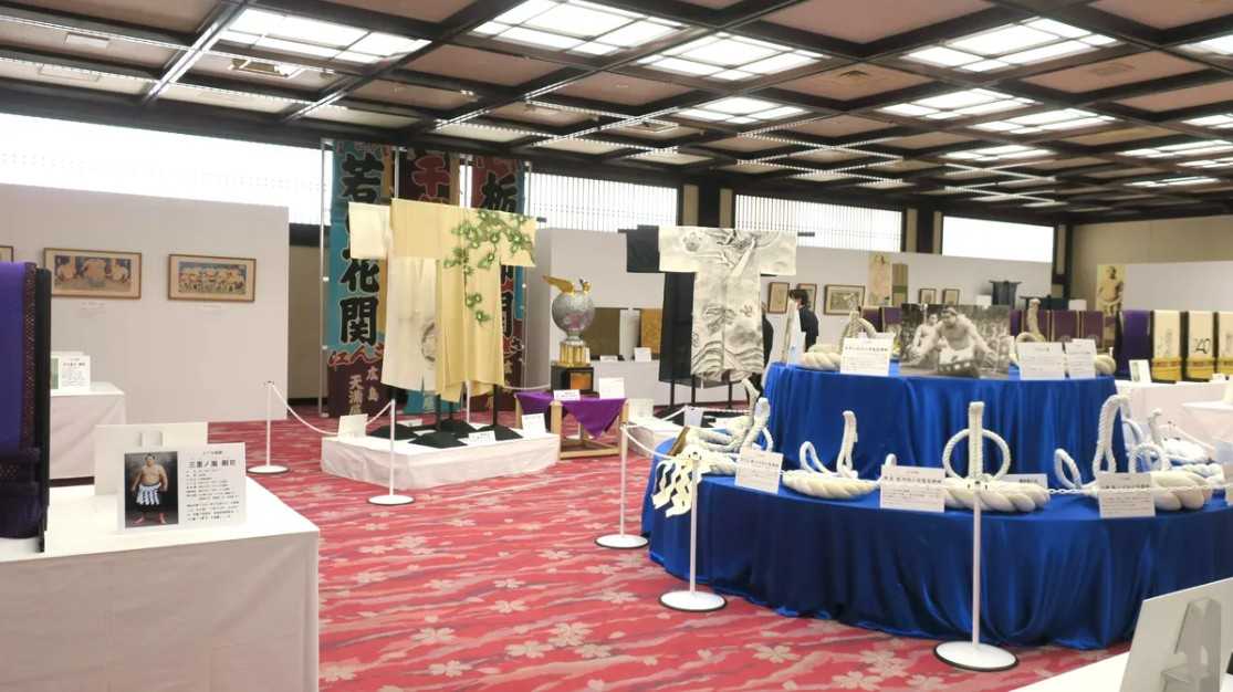 国技館で開催された100周年記念展（カメラ・山田　豊）