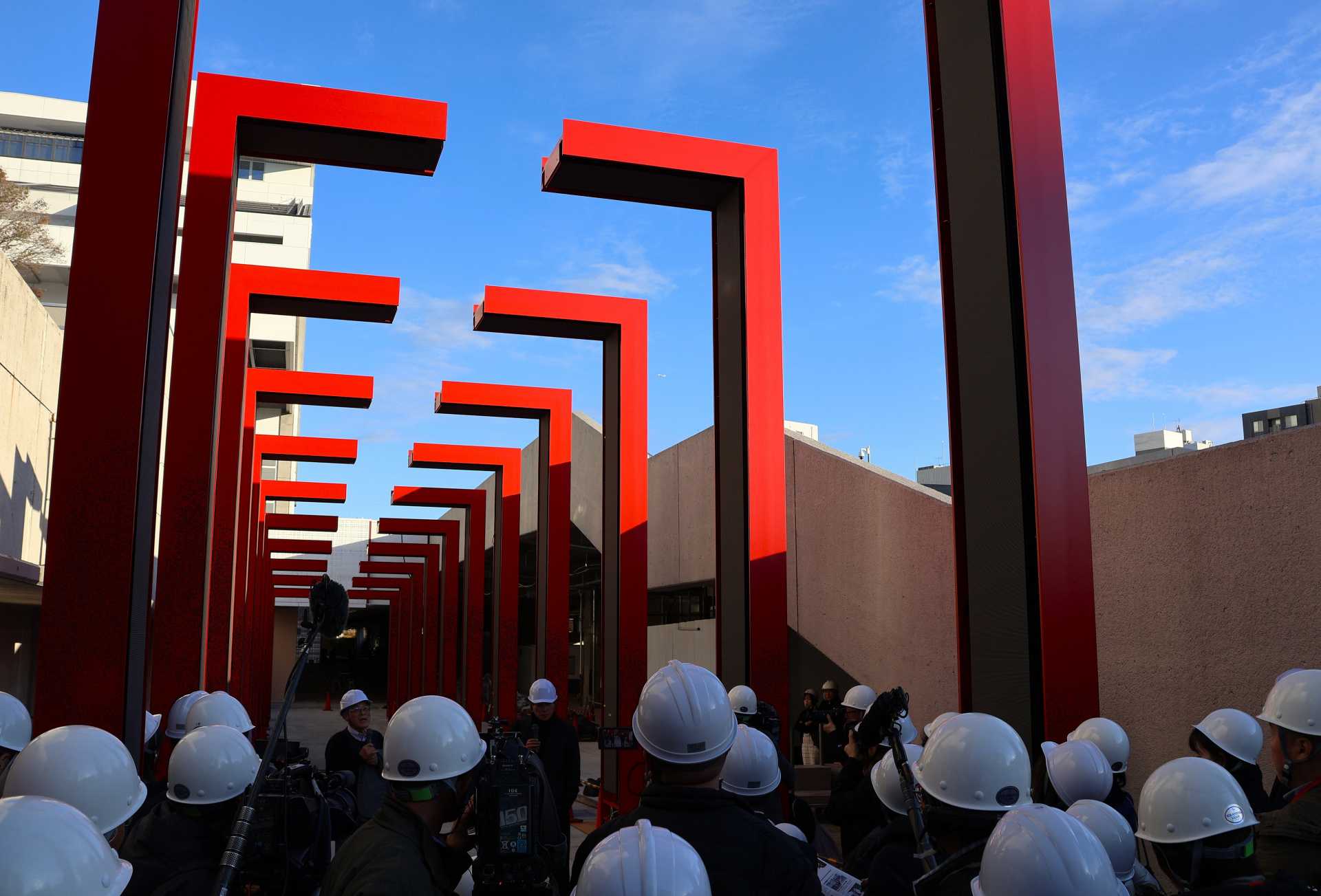 ＪＲ両国駅からの動線に設置される鳥居をイメージした２４本のモニュメント。内側はデジタルサイネージになっていて入館前から期待感が高まる仕掛けが施される