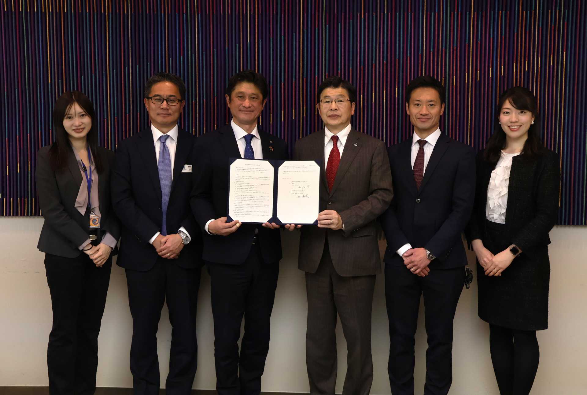 健康経営支援に関する連携協定を締結した墨田区・山本享区長（写真右から３人目）と東京海上日動火災保険・東東京支店の原博英支店長（写真左から３人目、同２人目は同・中村哲也企業金融支社長、写真右から２人目は同・水越裕一ユニットリーダー、同右は同・永易佳織シニアアソシエイト、同左は大里美紗シニアアソシエイト）