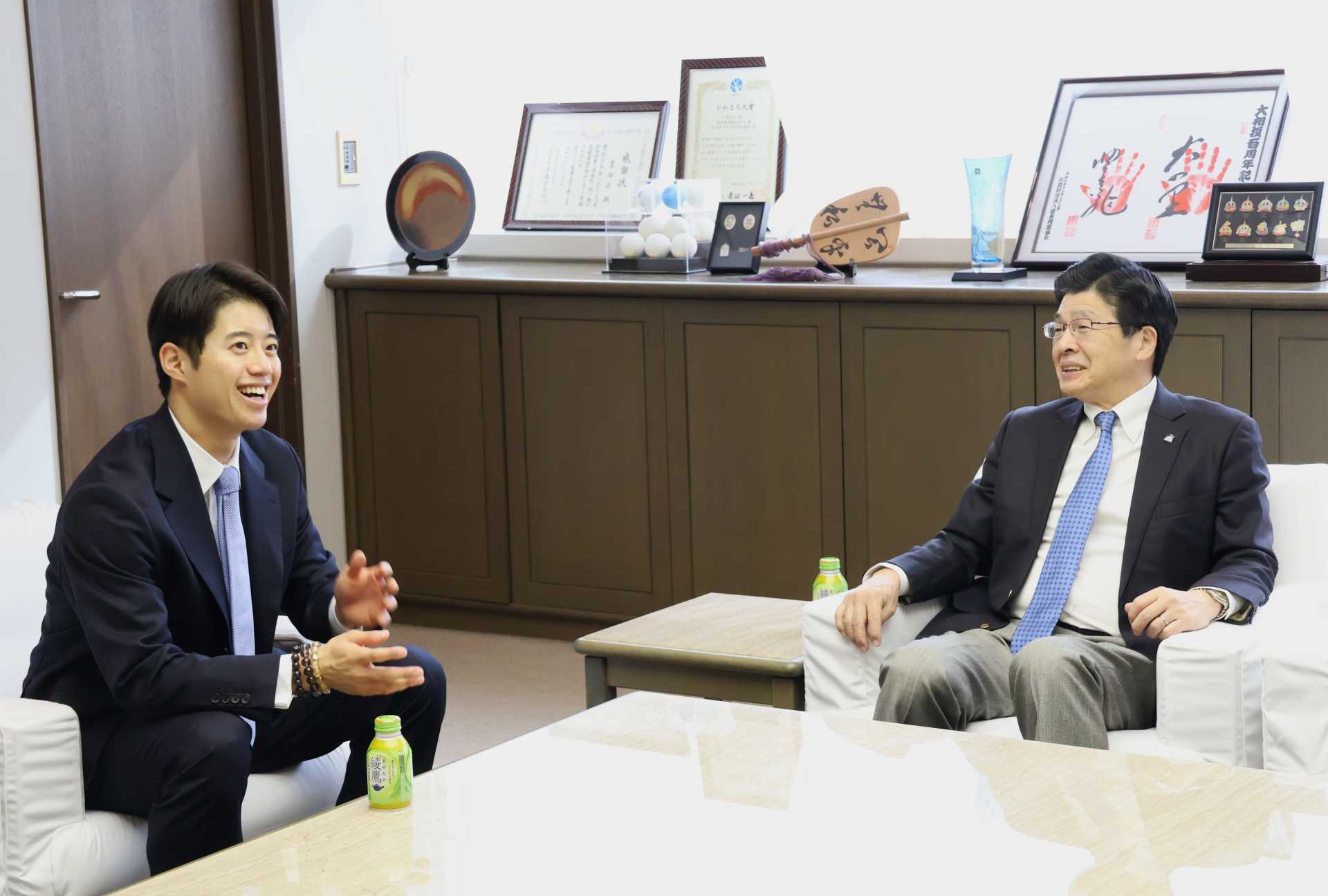 今季からチェコでプレーする元広島・宇草（左）が出身地の東京・墨田区の山本享区長を表敬訪問（墨田区役所で）