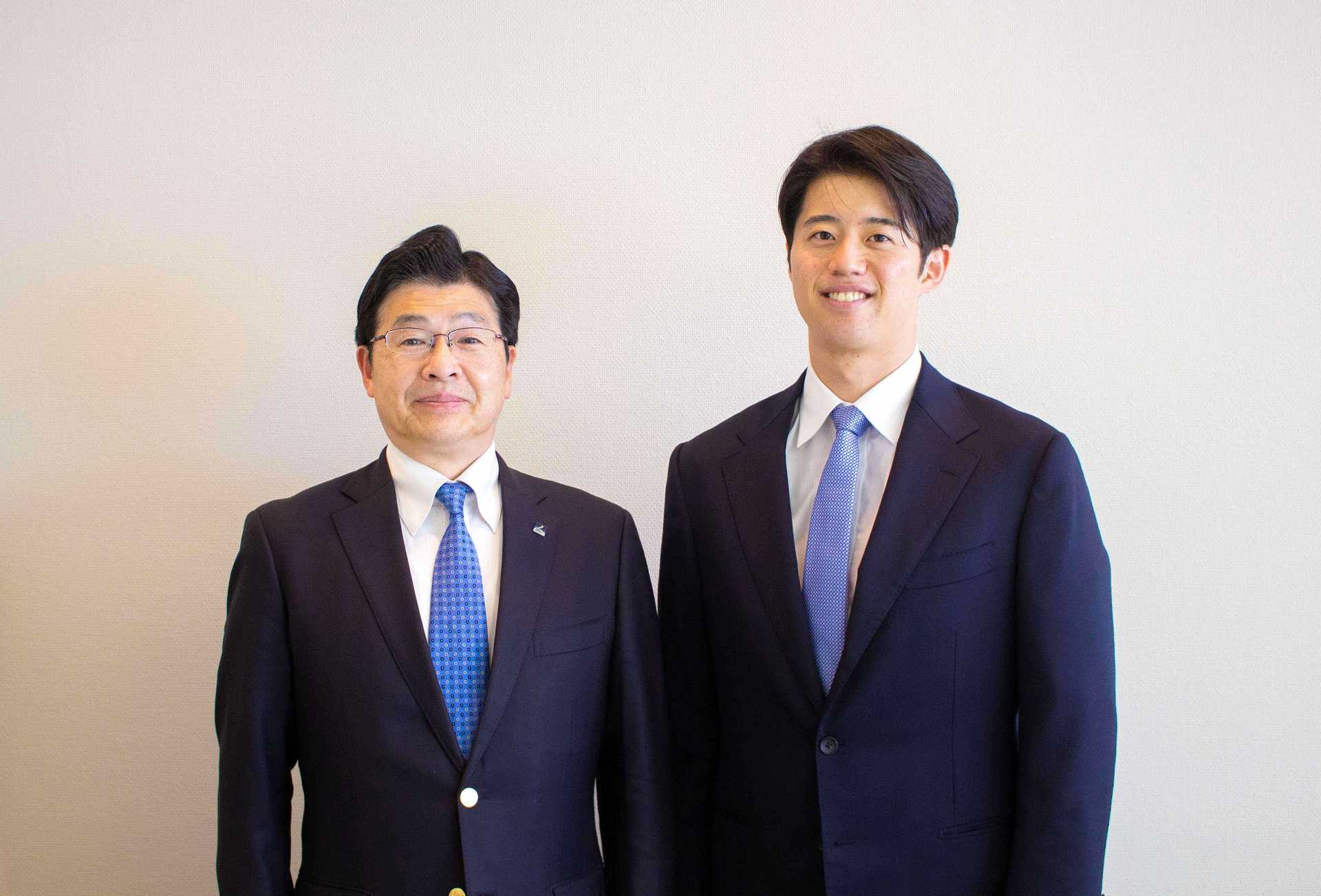 宇草（右）を小学生の頃から見てきたという山本享区長