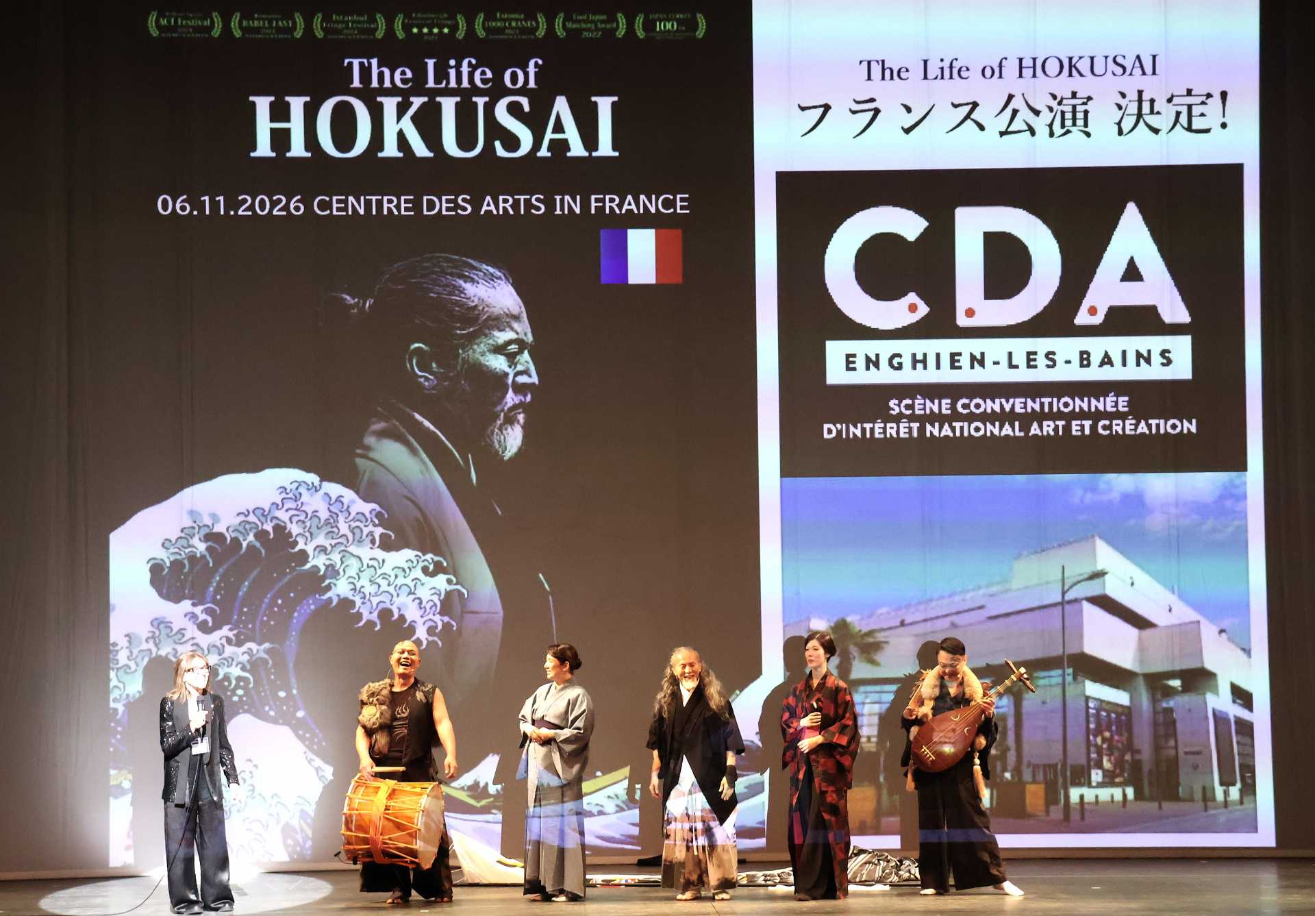葛飾北斎の半生を描いた舞台芸術作品「Ｔｈｅ　Ｌｉｆｅ　ｏｆ　ＨＯＫＵＳＡＩ」に日本凱旋（がいせん）夜公演のカーテンコールで１１月のパリ公演決定を海外プロデューサーが発表するサプライズ（東京・台東区の浅草公会堂で）