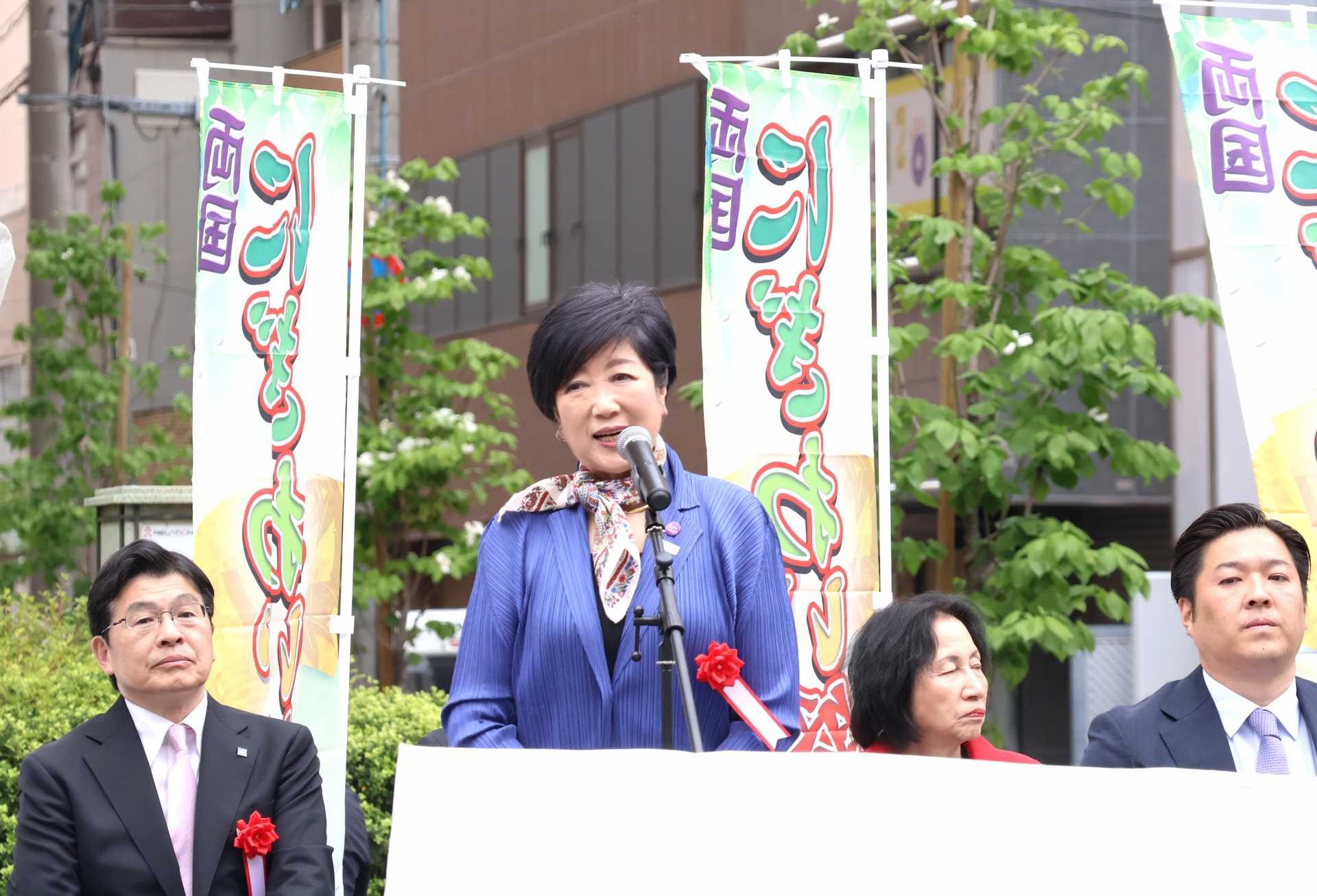 「第２０回両国にぎわい祭り２０２６」のオープニングセレモニーであいさつする東京都・小池百合子都知事（左は墨田区・山本享区長、右から東京都商店街振興組合連合会・山田昇理事長、藤崎剛暉都議、松島みどり首相補佐官）