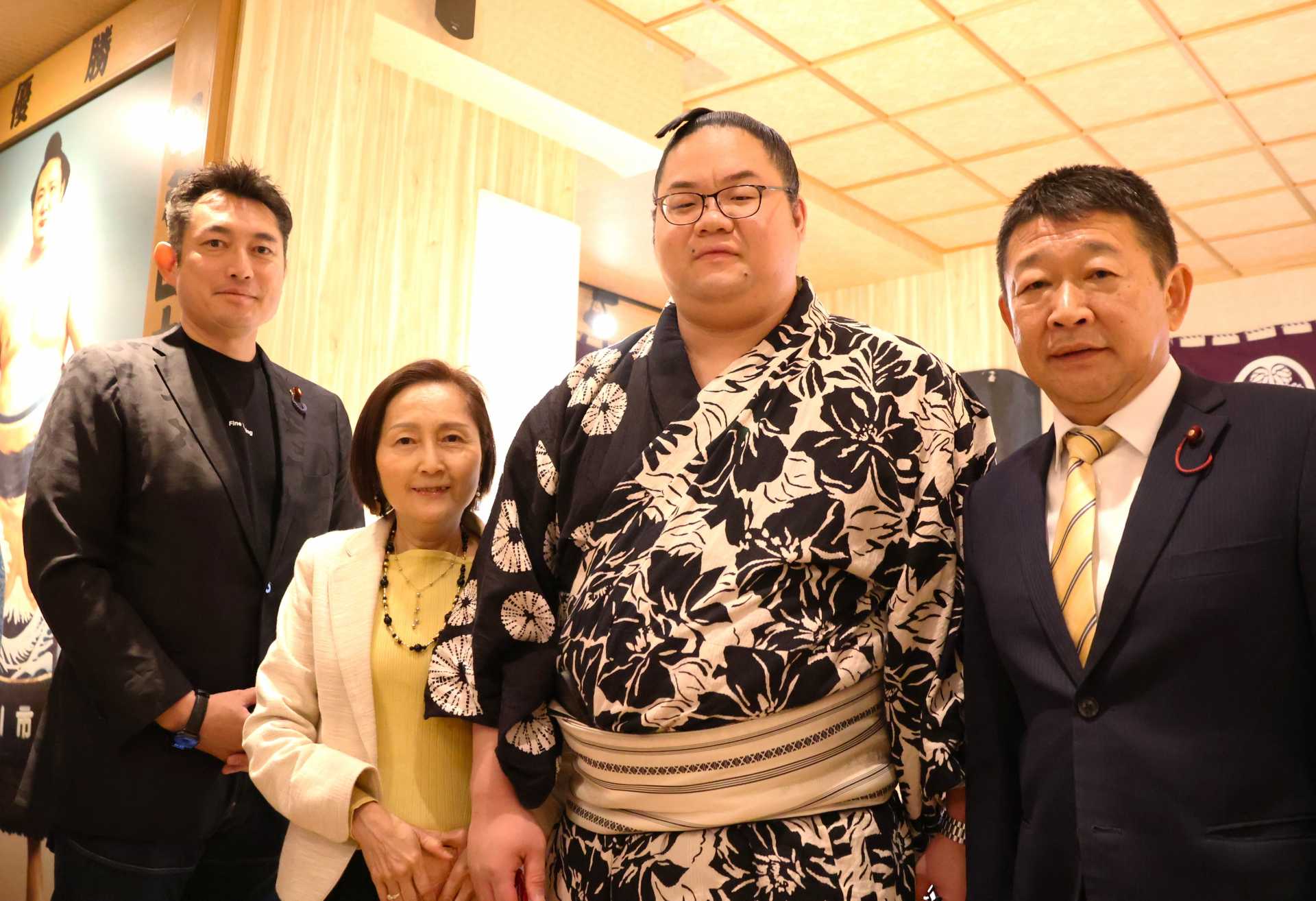 東白龍の「台湾後援会」発足式に出席した母・白石秀貞さん（左から２人目）と衆院議員・川松真一朗氏（左）、墨田区・滝沢正宣区議（東京・両国で）