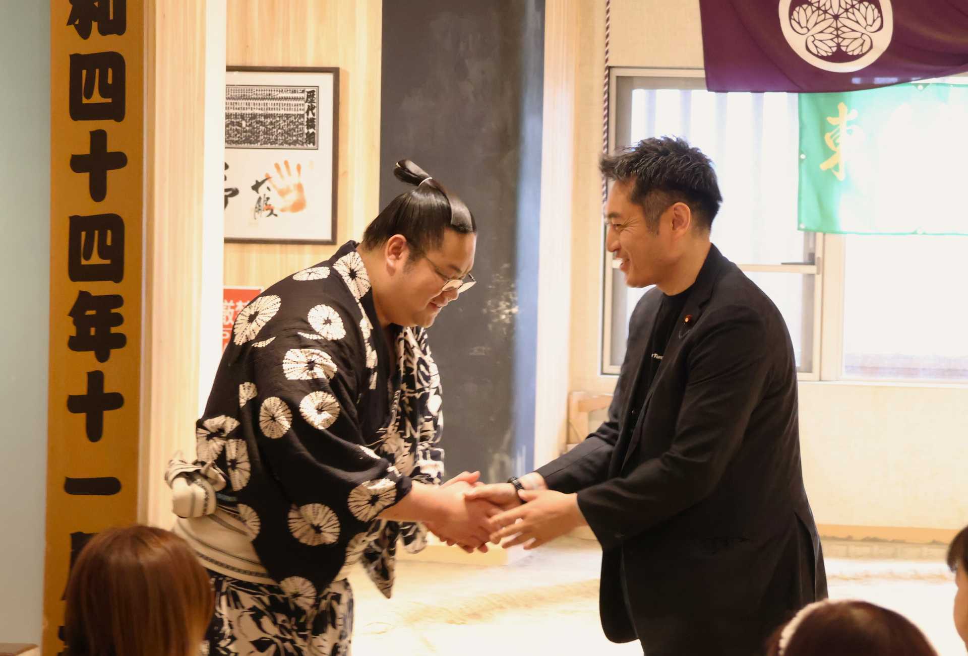東白龍を激励する川松氏