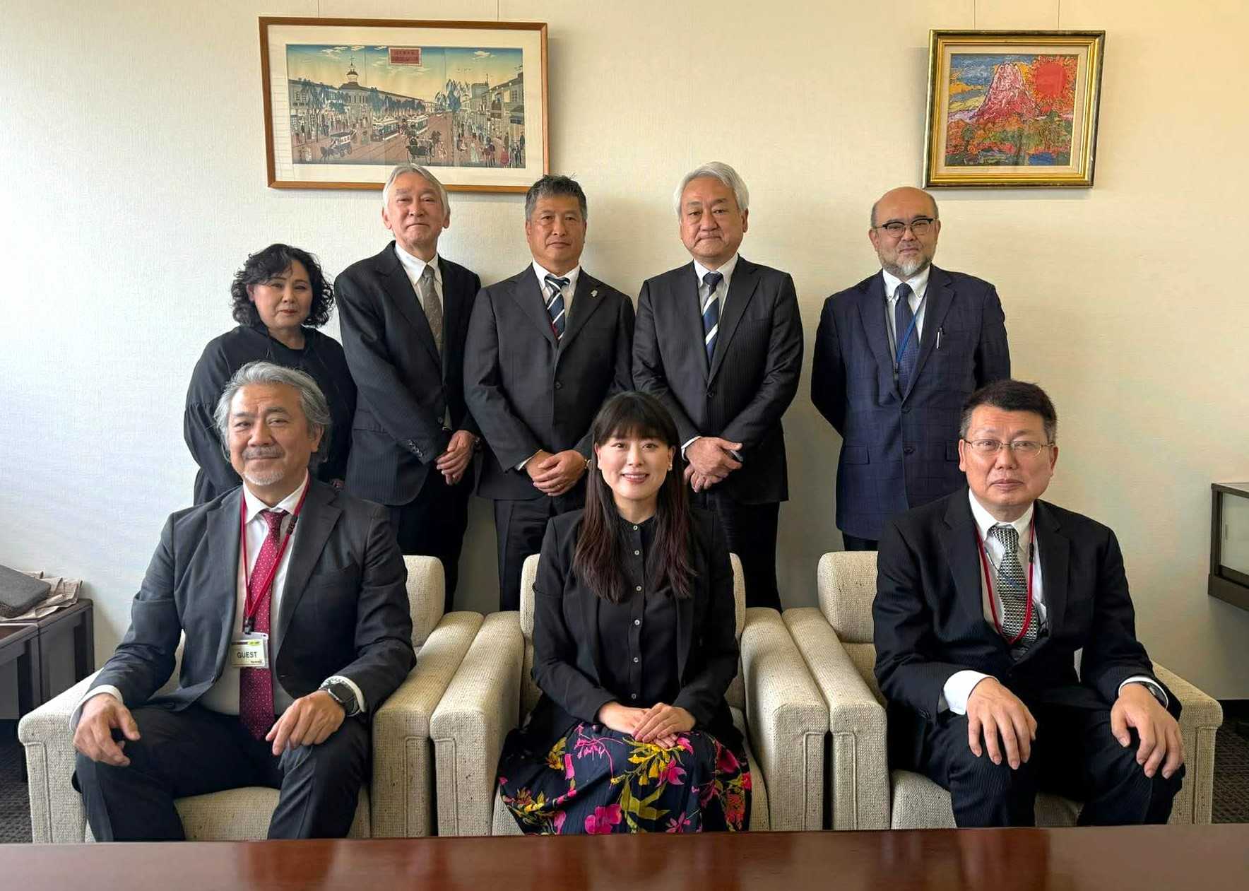報知新聞社を訪れた墨田区ラグビーフットボール協会のしもむら緑会長（前列中央）と大谷浩一郎理事長（同左）、三浦邦久理事（同右）、米谷英彦事務局長（後列中央）、大谷育子会計担当（同左）。報知新聞社からは依田裕彦会長（後列左から２人目）、長谷川剛社長（後列右から２人目）、澤辺英樹役員室長（後列右）が出席した