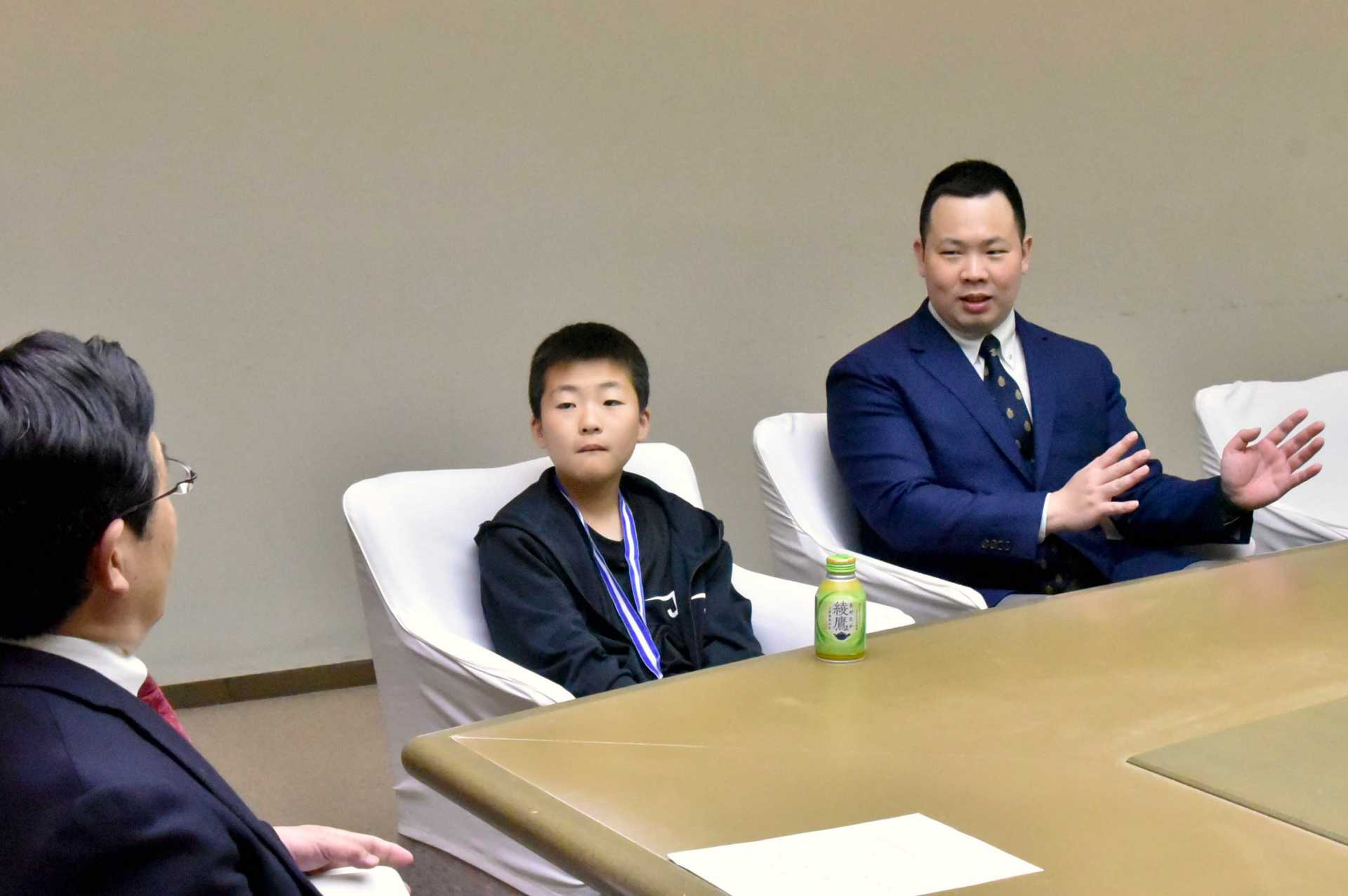 墨田フェンシュングクラブ所属の八馬璃空（りく）選手（写真中央）と前田大貴コーチ（右）が山本亨区長（左）を表敬訪問