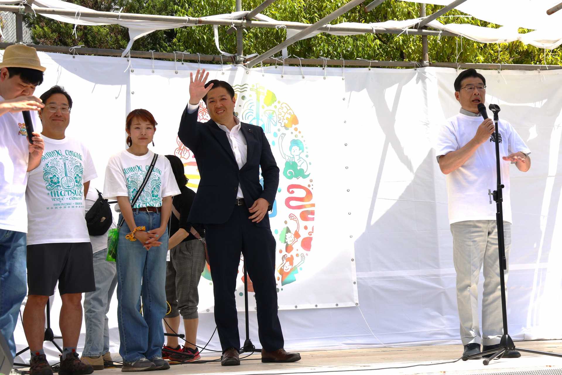ステージで挨拶する山本享区長（右＝右から２人目は藤崎こうき都議、同３人目は「すみだ沖縄まつり」実行委員会・添田望実行委員長、あべよしたけ区議）