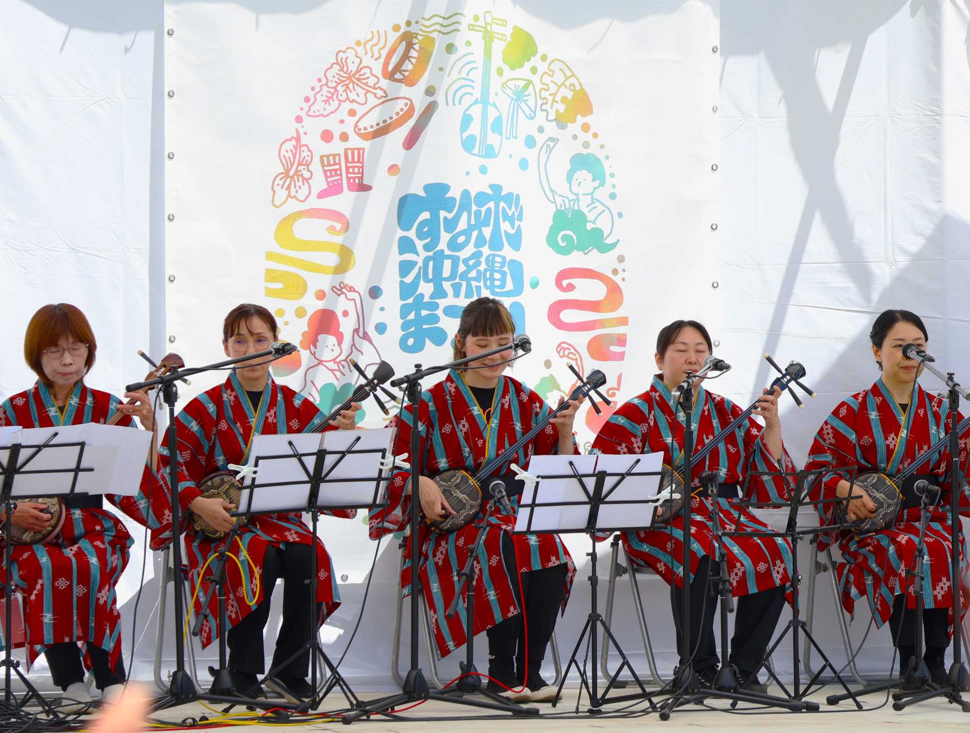沖縄三線の演奏も披露された