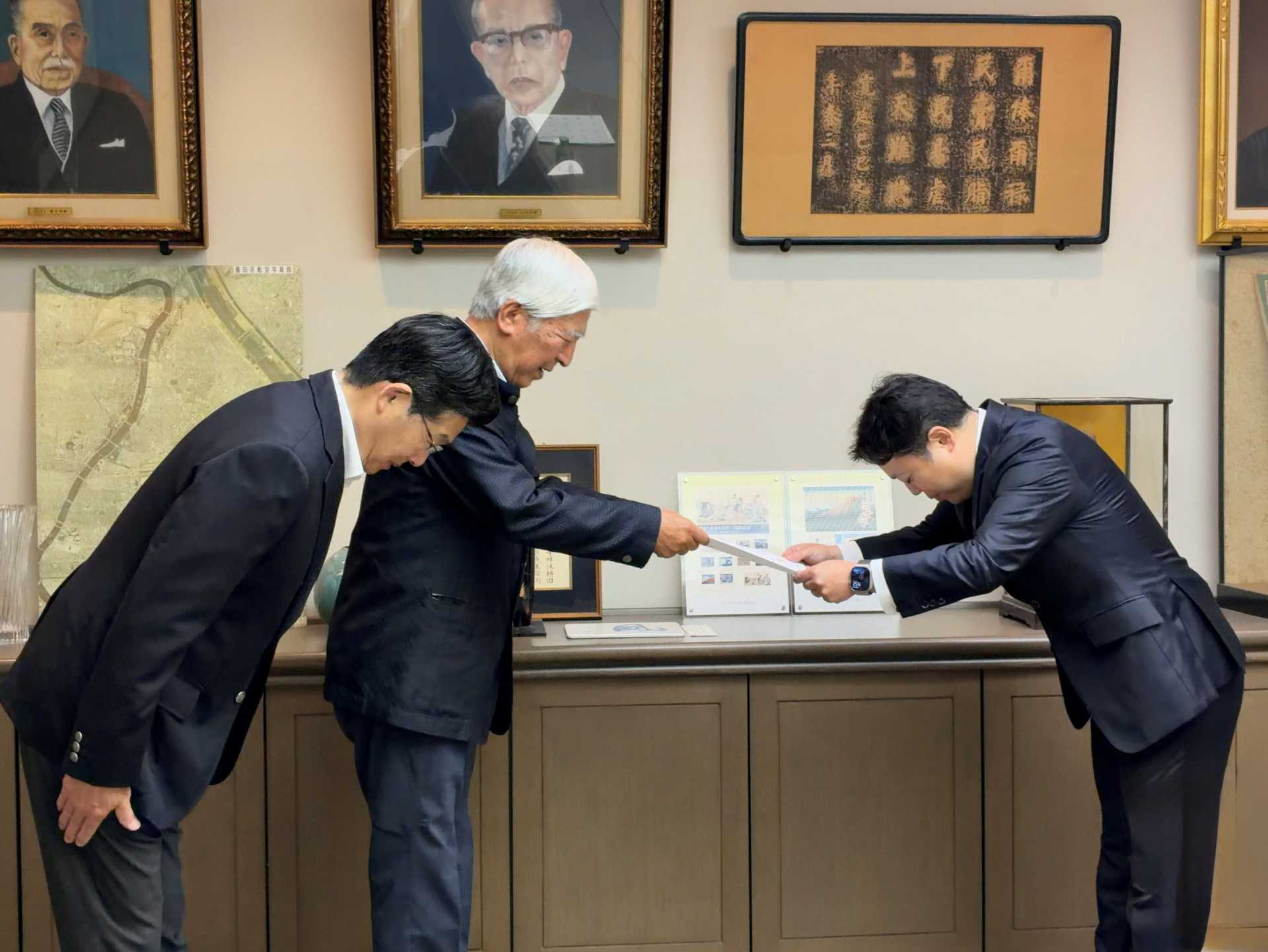 墨田区文化振興財団の澁谷哲一理事長（中央）から委嘱状を手渡される和田氏（右、左は山本区長）