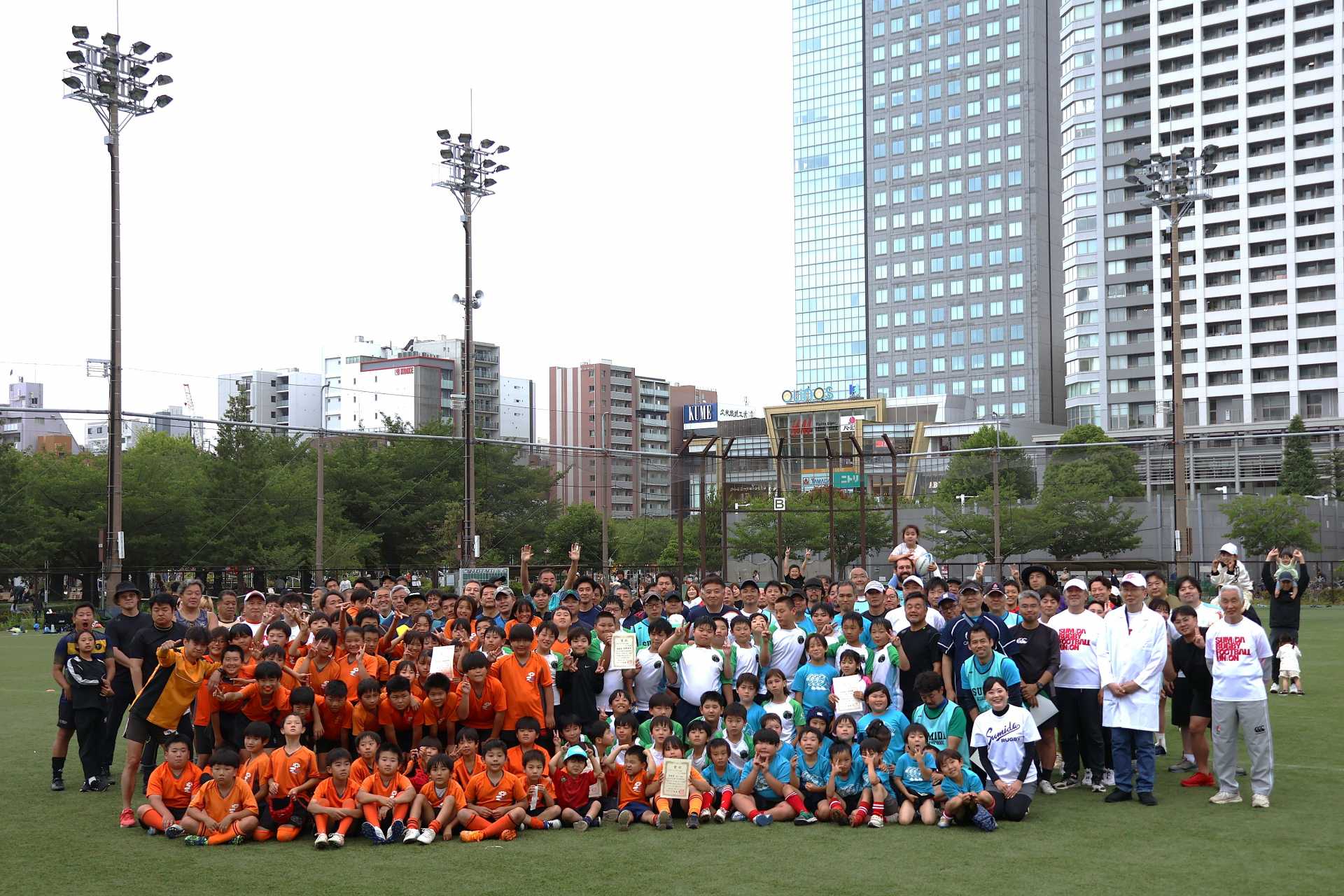 錦糸公園野球場で開催されたラグビーの「区民スポーツ大会」には約２００人が参加した