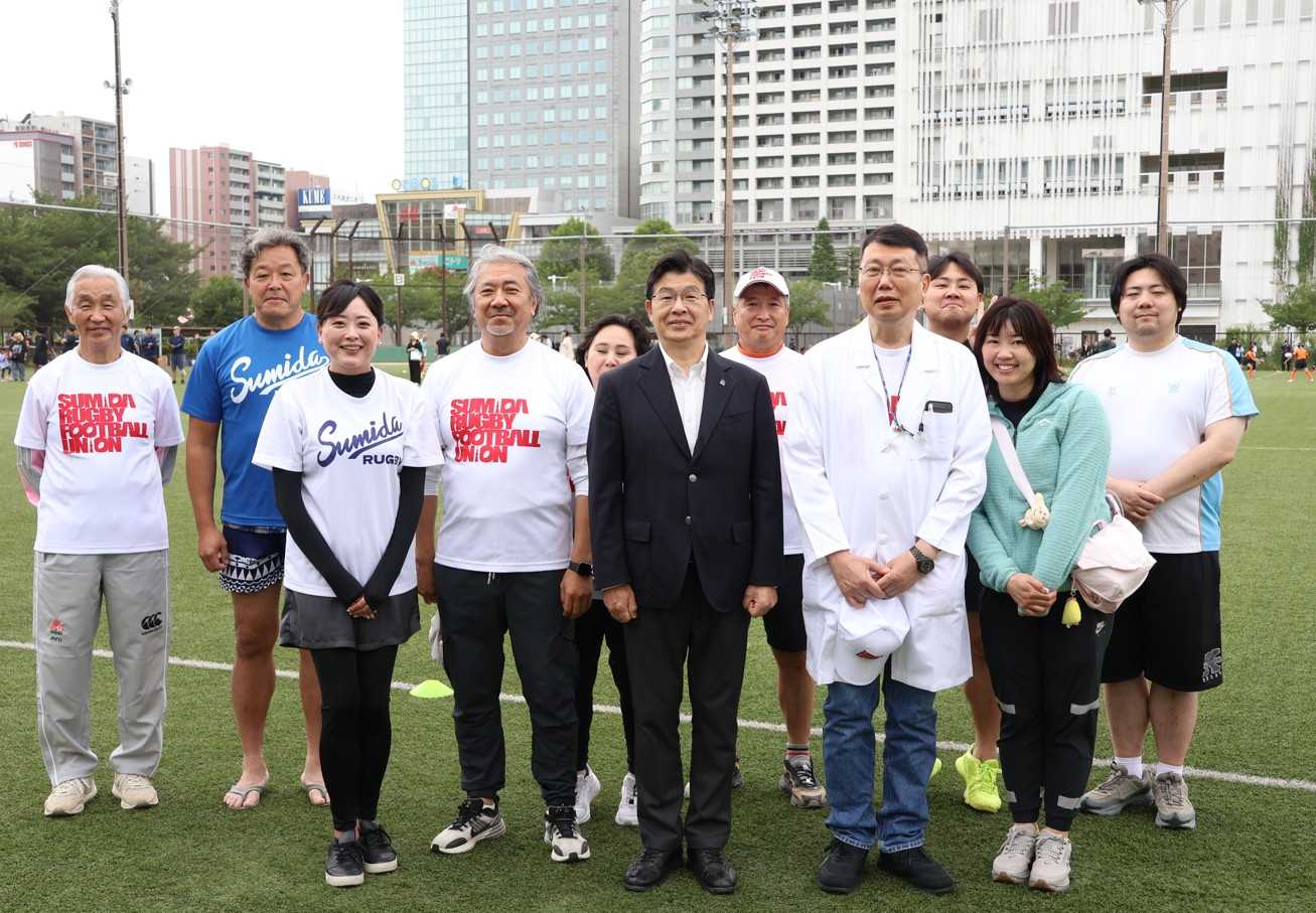 墨田区・山本亨区長（前列右から３人目）と地元出身の女子プロゴルファー・葭葉ルミさん（同）らも激励のため訪れた（同２人目は墨田区ラグビーフットボール協会理事で医療法人社団福寿会病院の三浦邦久院長、前列左は同・しもむら緑会長、同２人目は同・大谷浩一郎理事長）