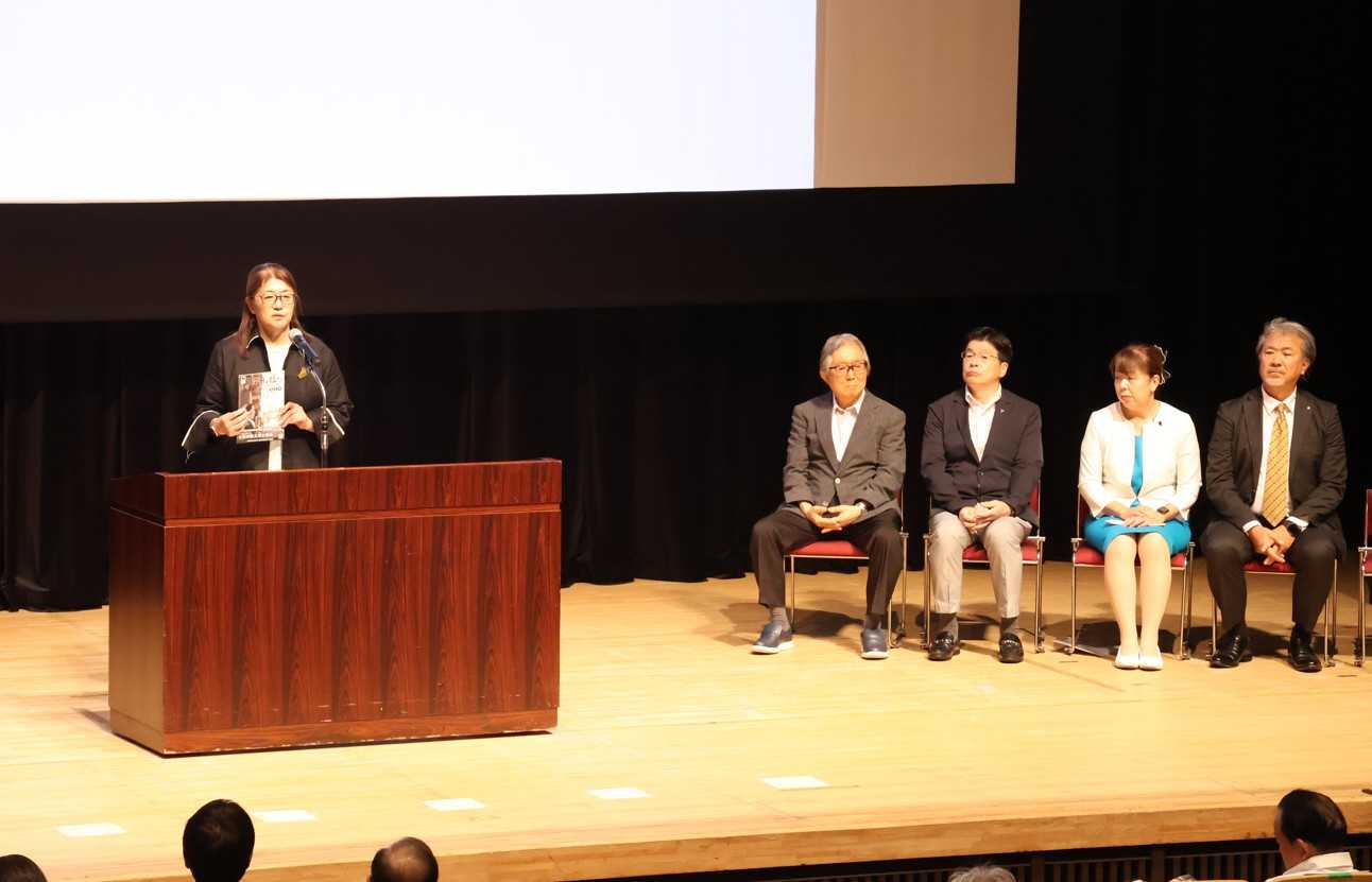 あいさつする墨田区観光協会・森山育子理事長（左、右から東京向島ロータリークラブ・大谷浩一郎会長、墨田区議会・坂井ユカコ議長、墨田区・山本亨区長、勝海舟顕彰会・廣田健史会長）