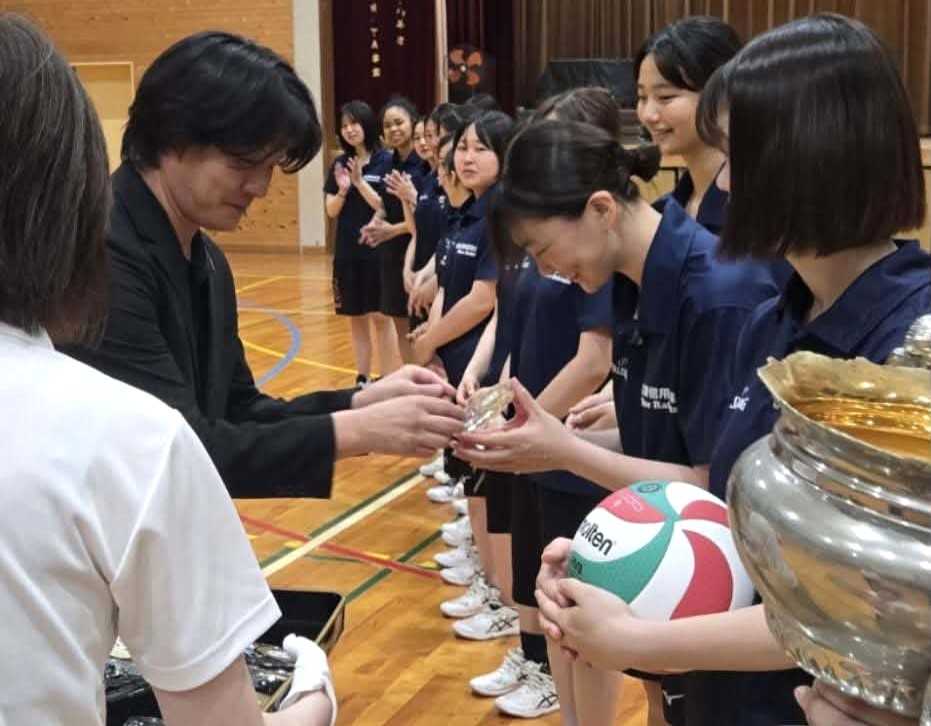 表彰式に臨む東京東信用金庫ブルーラビッツの選手