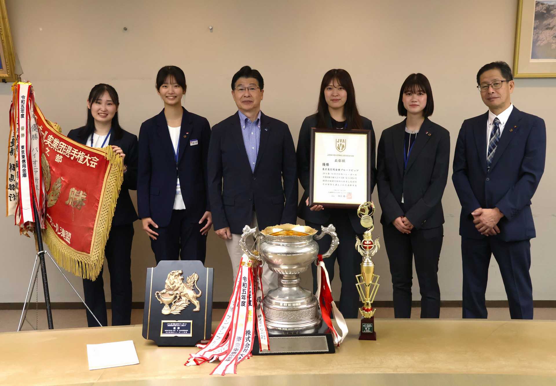 山本亨区長（左から３人目）を表敬訪問した東京東信用金庫ブルーラビッツ（左から大図有美監督、田中希美、右から顧問・金田隆夫常勤理事、石川七瀬、主将の加藤愛菜＝墨田区役所で）