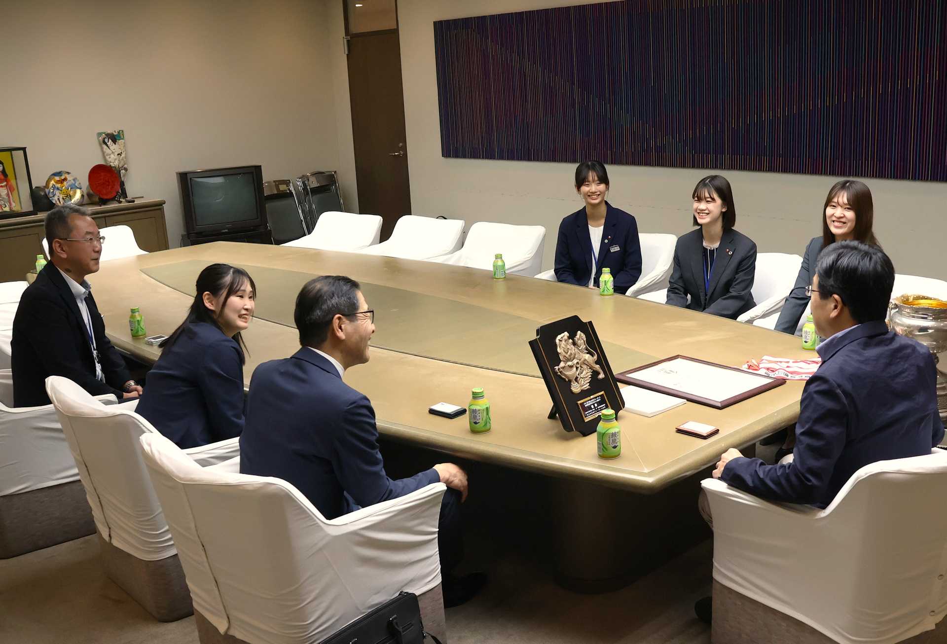 談笑する東京東信用金庫ブルーラビッツの選手らと山本区長