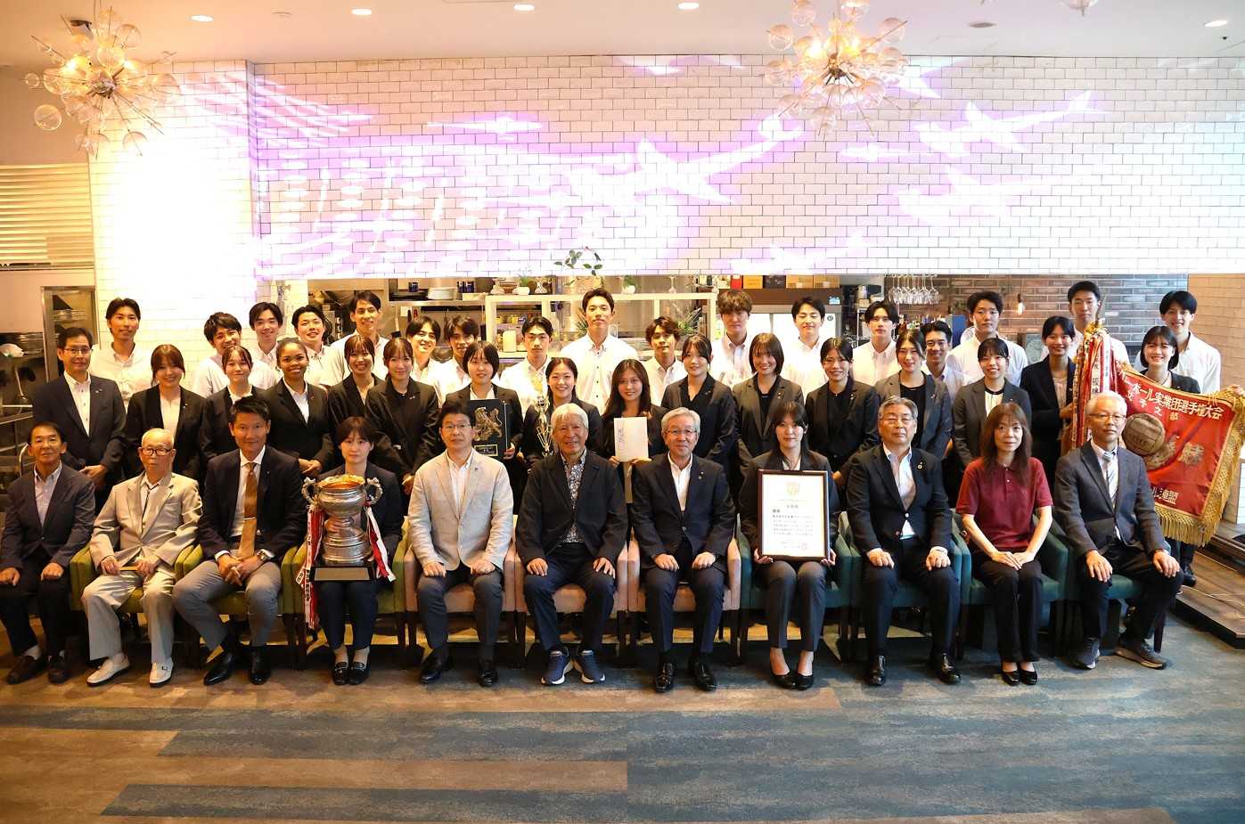 第７８回全日本バレーボール実業団選手権大会９人制女子大会で優勝した東京都代表の東京東信用金庫ブルーラビッツの祝賀会には男子バレーボール部員らも祝福にかけつけた（東京・墨田区で）