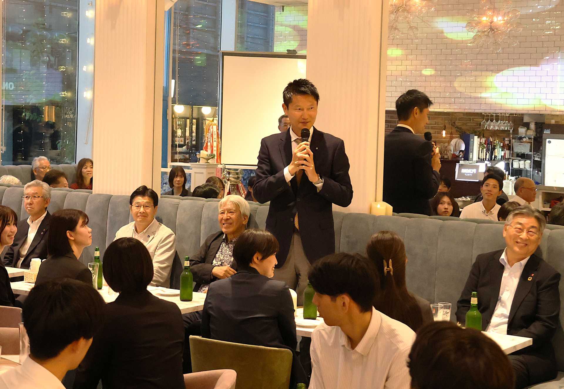 お祝いにかけつけた東京都バレーボール協会会長の朝日健太郎参院議員（右は東京東信用金庫・吉田誠理事長、左から同・中田清史会長、墨田区・山本亨区長、墨田区スポーツ協会・澁谷哲一会長）