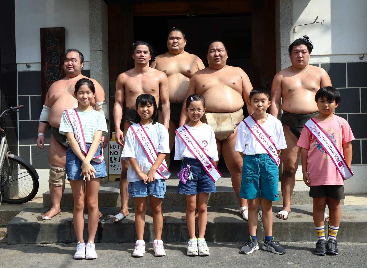 東京・墨田区の出羽海部屋を訪問した「すみだ子どもＰＲ大使」