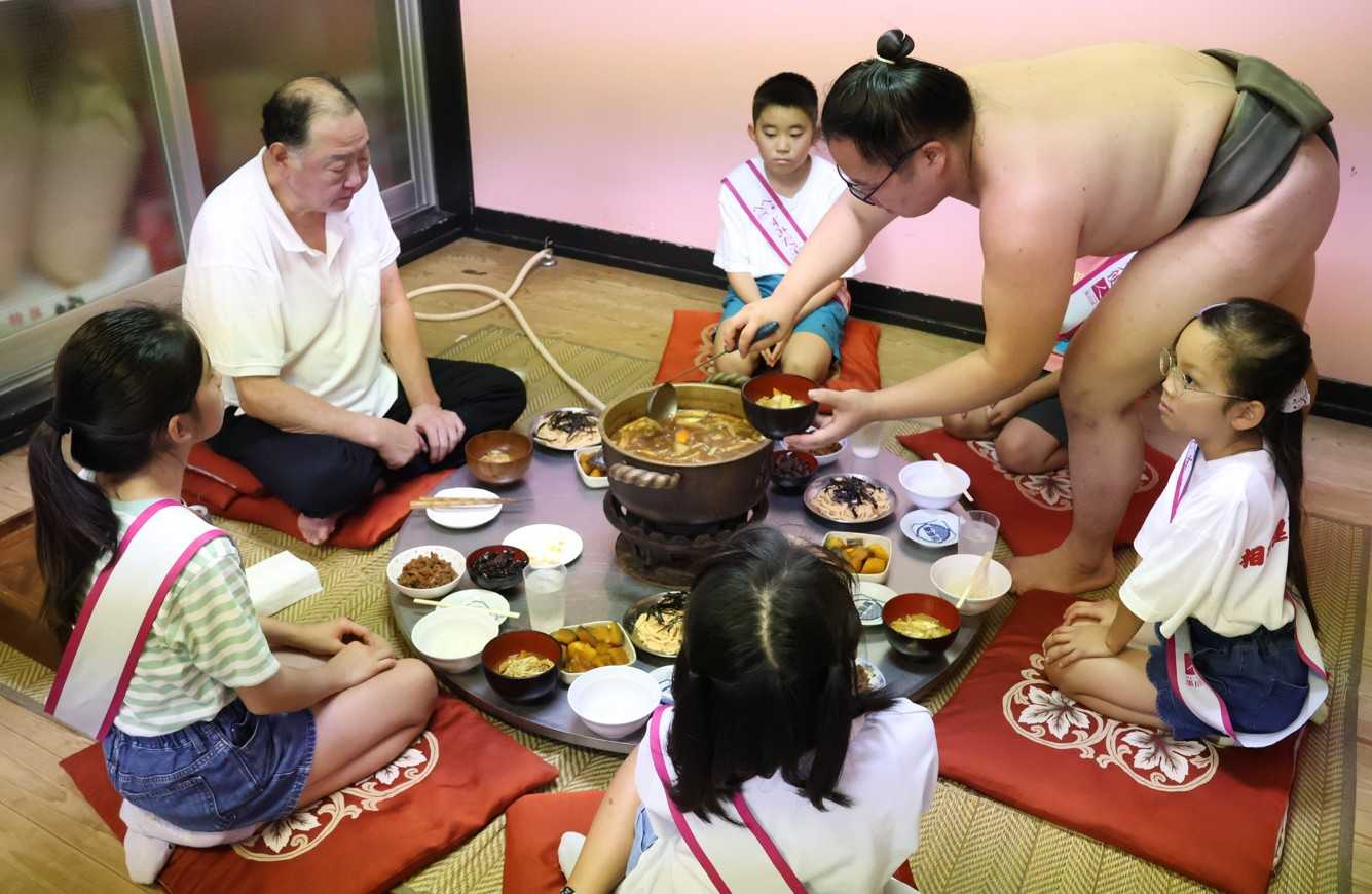 出羽海親方のおもてなしでちゃんこ鍋を堪能する「すみだ子どもＰＲ大使」