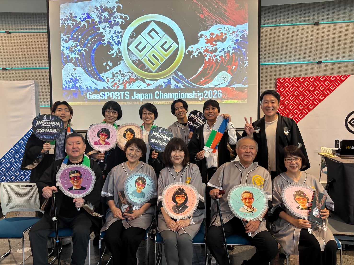 「GeeSPORTS」全国大会で初出場３位となった東京・墨田区の代表チーム「INSOMNI SUMIDA」。本橋壮太氏（後列右から３人目）を監督に迎えて大躍進！（大阪市の「うめきたSHIPホール」で）