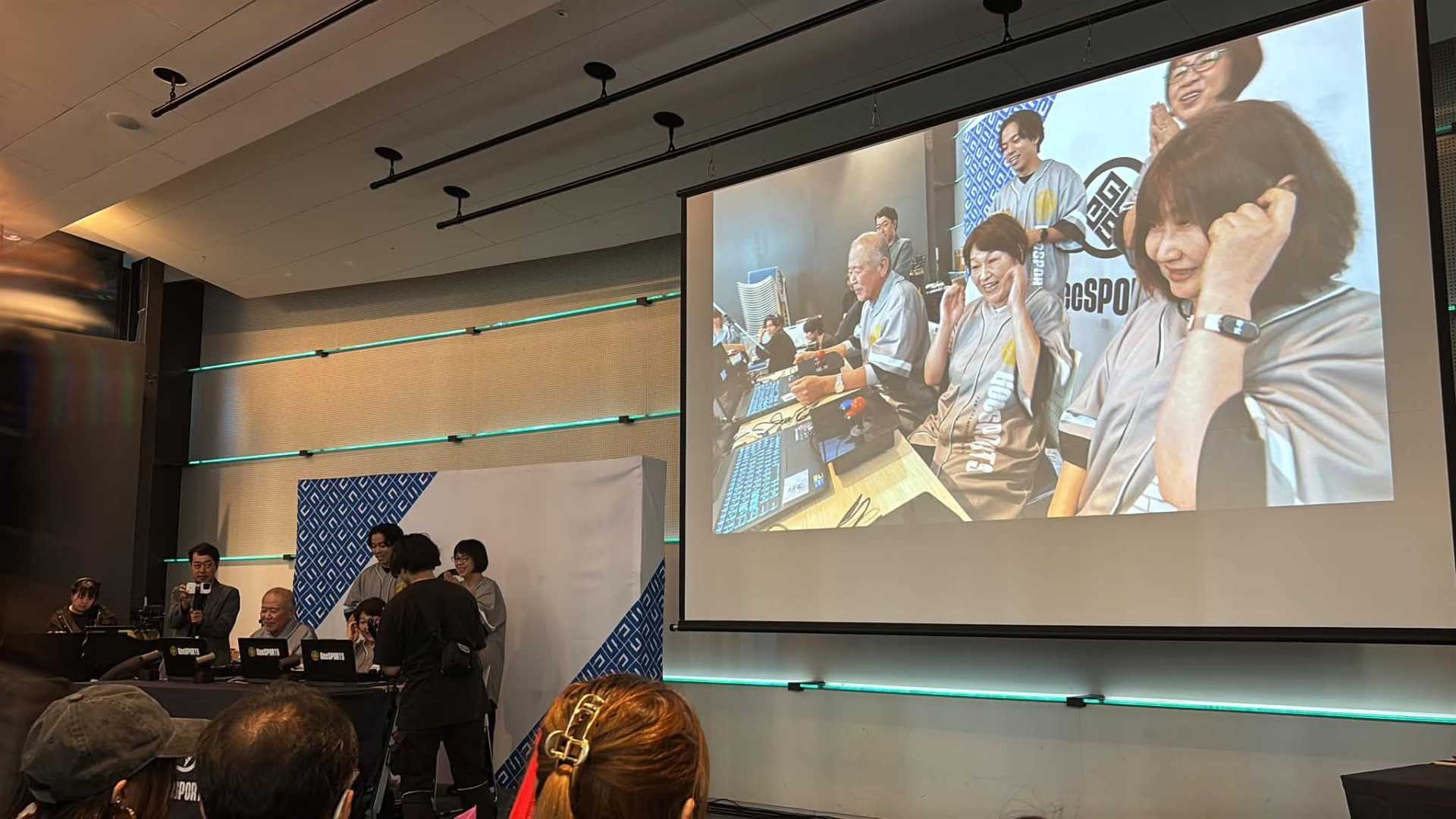 「ＧｅｅＳＰＯＲＴＳ」は２つのボタンとレバーだけのシンプルに操作する専用ゲーム機「ＧＥＲＯＧＵＥ（ジェローグ）」を使い、白熱のチーム対抗戦が繰り広げられた