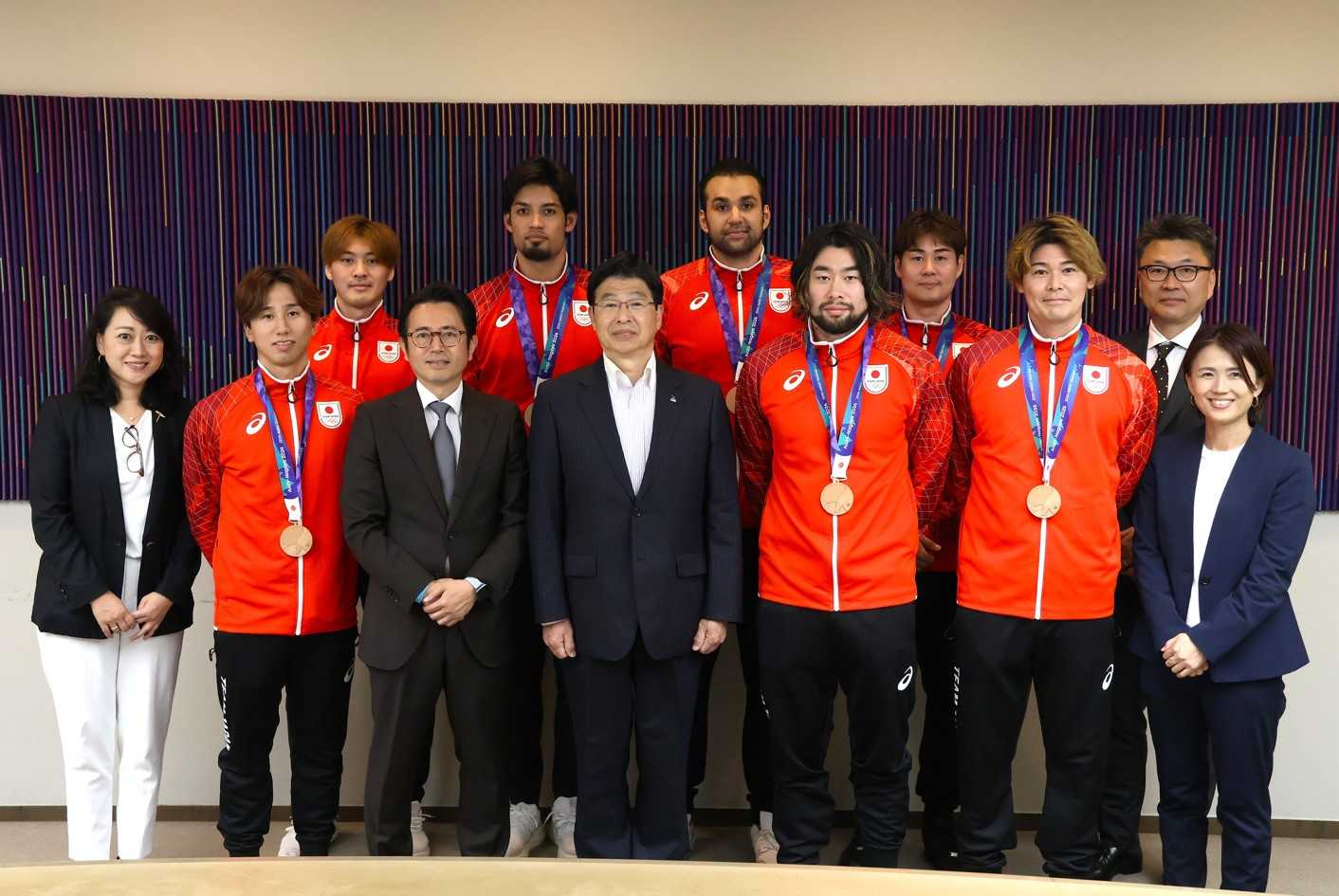 第20回愛知・名古屋アジア大会で銅メダルを獲得「彗星ジャパン」リーグH・ジークスター東京７選手が東京・墨田区の山本亨区長（前列中央）を表敬訪問（前列左から墨田区ハンドボール協会・中沢英美里会長、中田 航太、黒田真一社長、１人おいて日本代表キャプテン・水町孝太郎、岩下 祐太、高宮悠子マネージャー、後列左から蔦谷大雅、部井久アダム勇樹、玉川裕康、橋本明雄、大賀智也オーナー＝墨田区役所で）