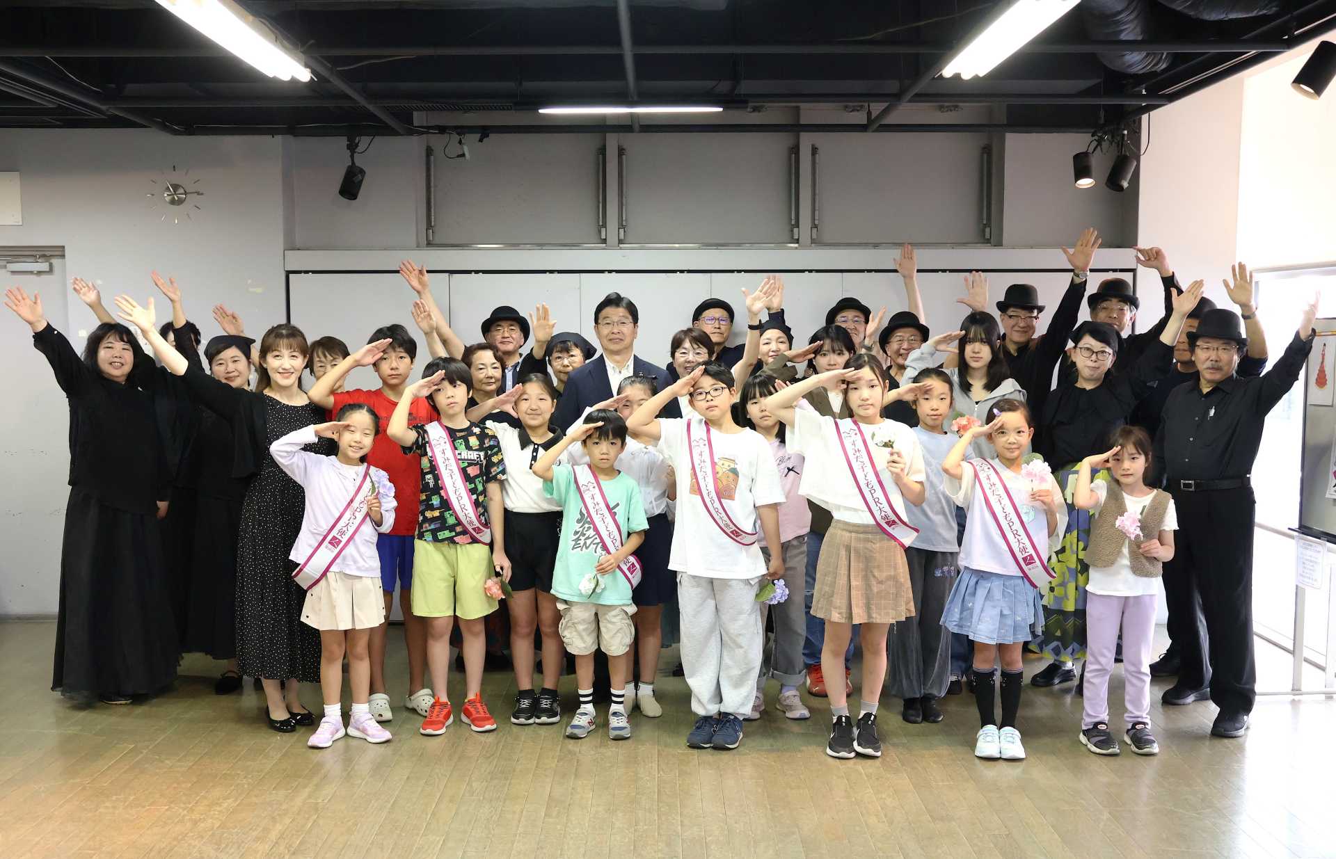ソプラノ歌手・稲見里恵さん（左）によるオペラ体験会に出席した「すみだ子どもＰＲ大使」と、１０月２８日オペラ公演「カルメン」に出演する「アプローズ児童合唱団」の子どもたちら出演者。墨田区・山本亨区長（後列中央）も視察に訪れ手記念撮影（ユートリヤすみだ生涯学習センターで）